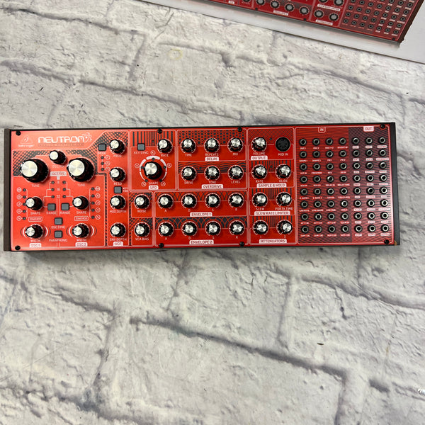 Behringer Neutron Paraphonic Analog Synth - Evolution Music