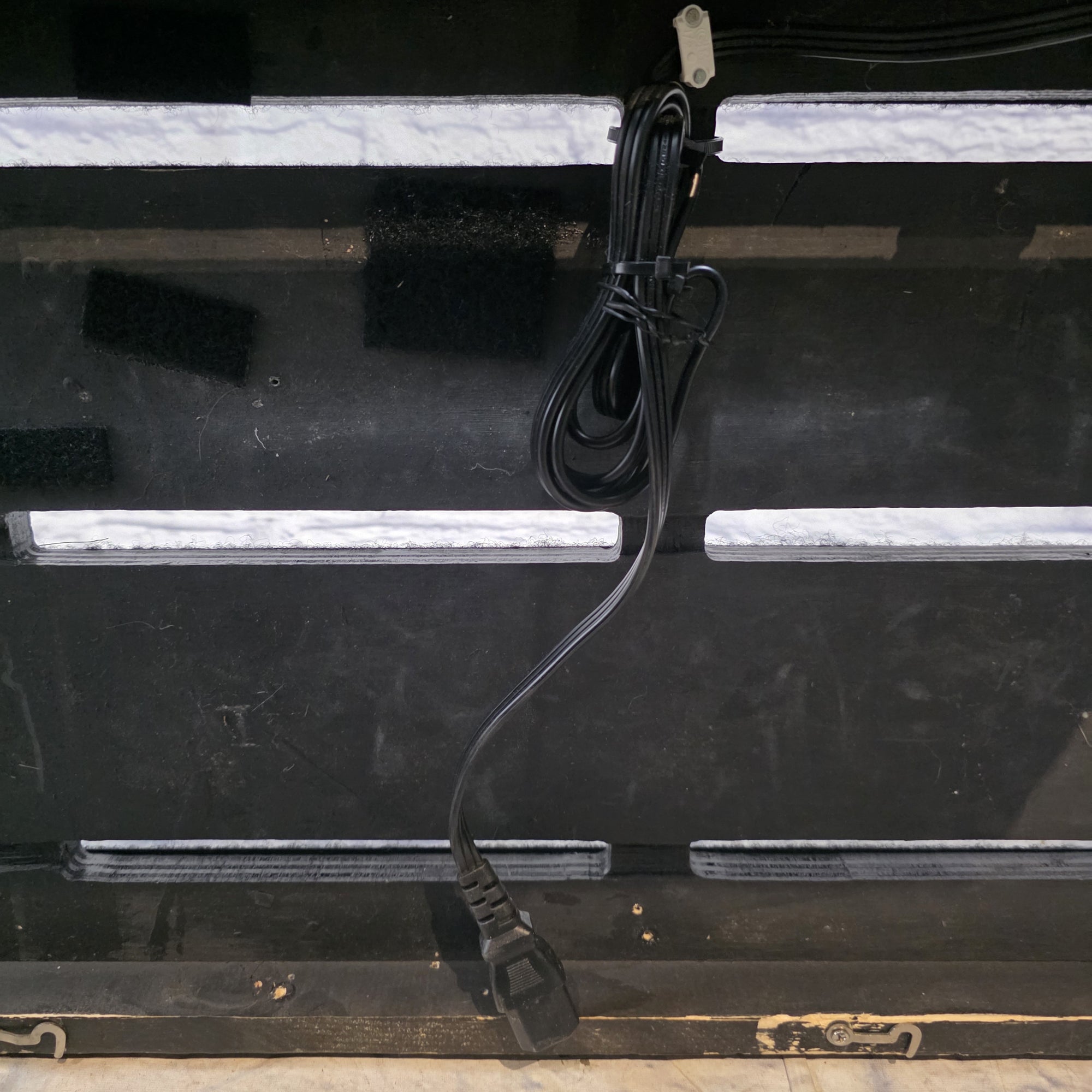 Unknown Solid Wood Pedalboard 30"x15" w/ Power and Audio Passthrough Pedal Board