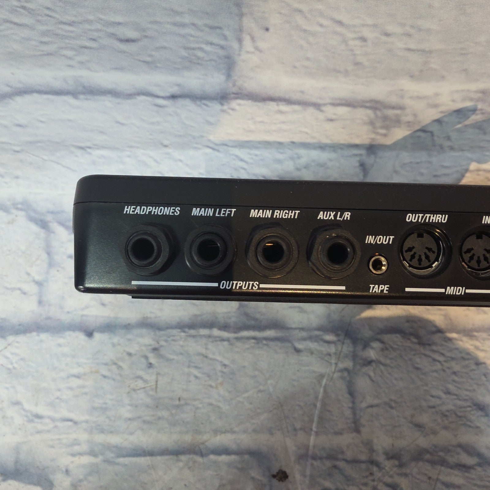 Alesis SR-16 Drum Machine Electric Drum Machine