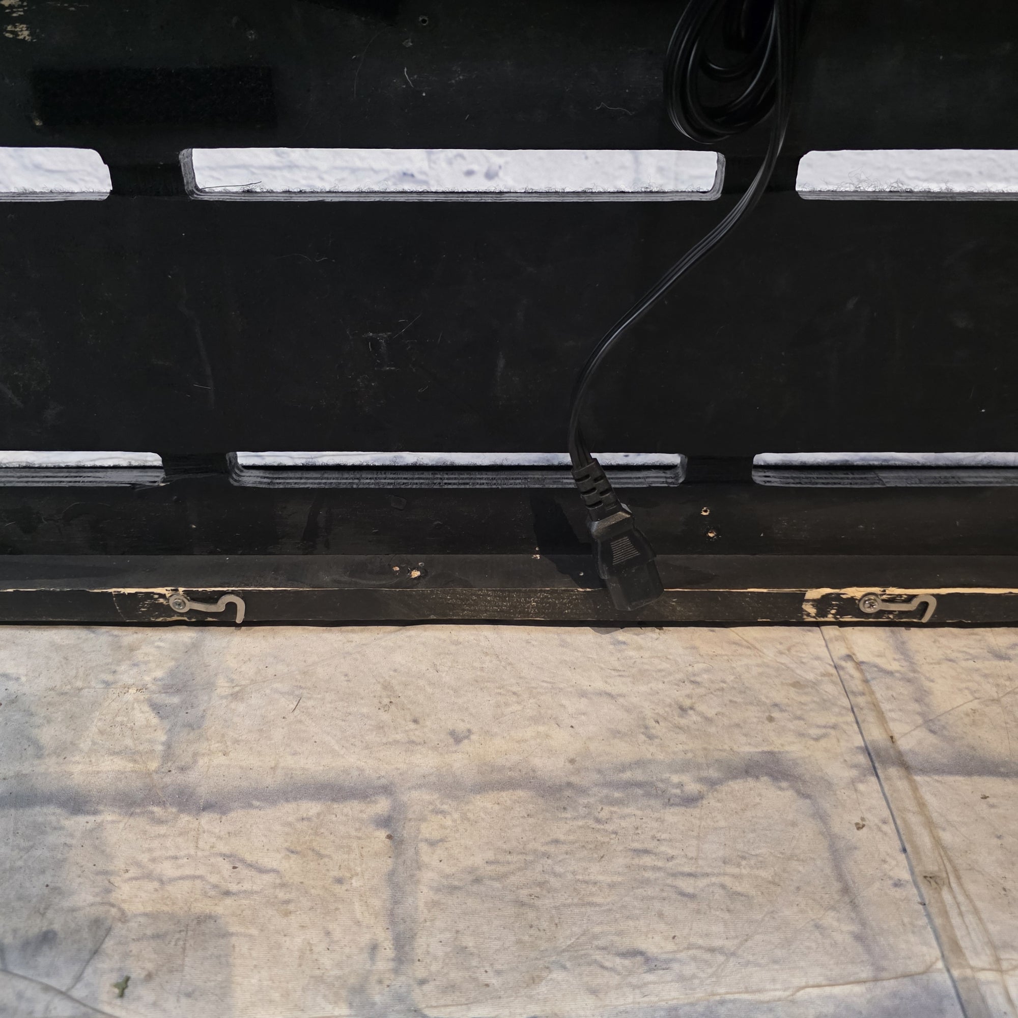 Unknown Solid Wood Pedalboard 30"x15" w/ Power and Audio Passthrough Pedal Board