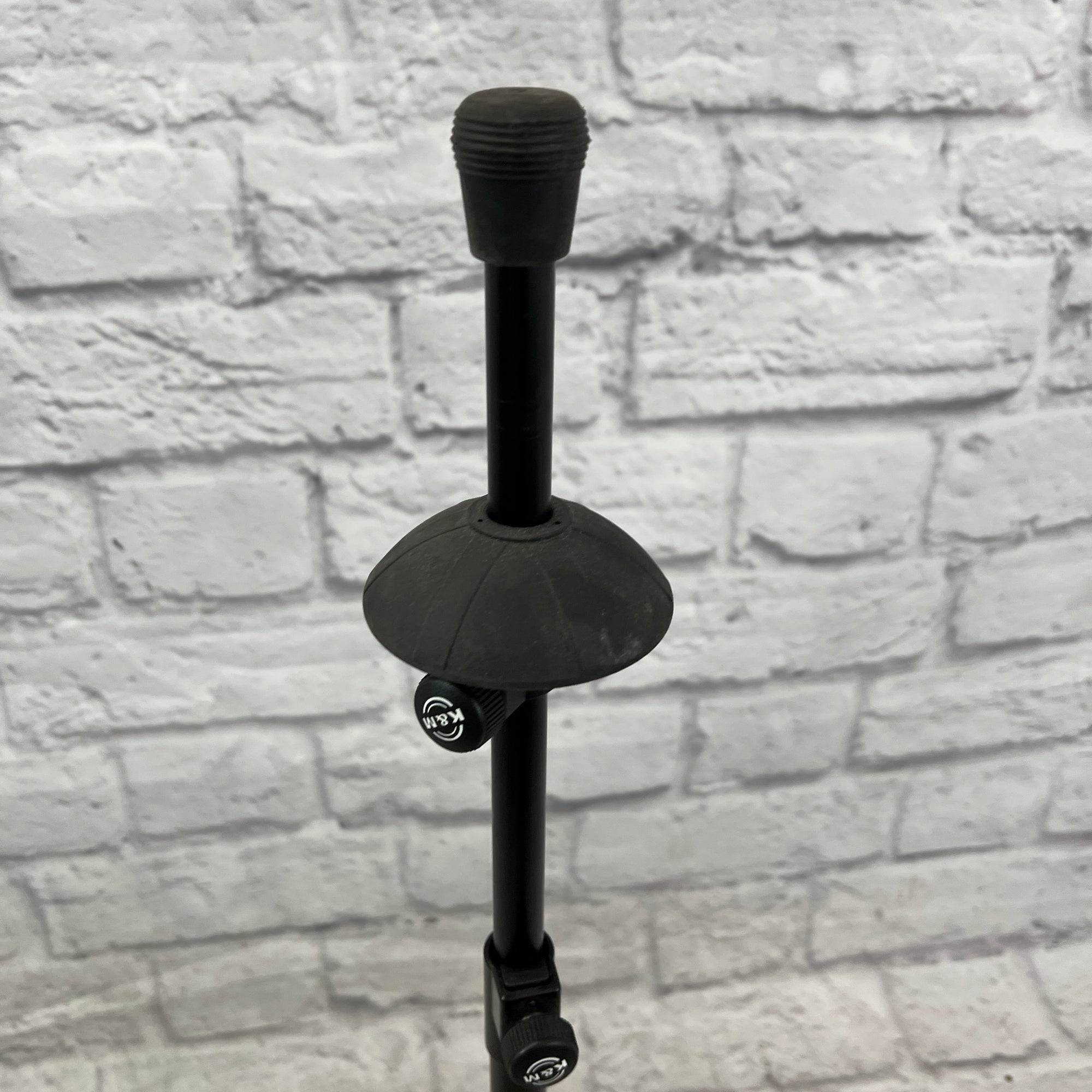 K&M Horn Stand