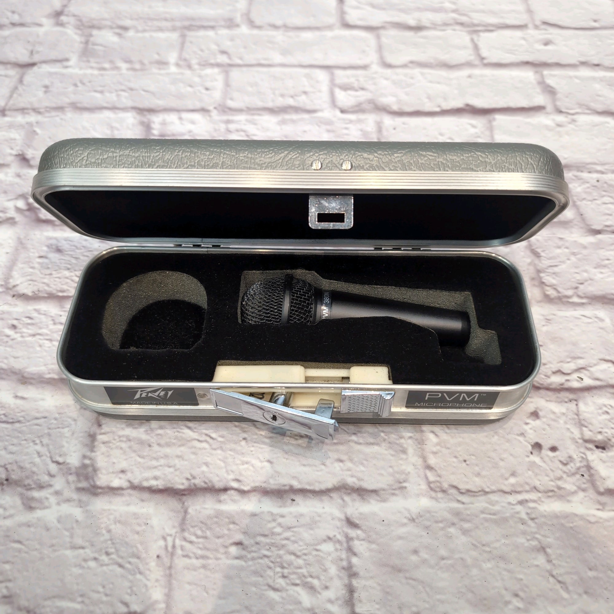 Peavey PVM380 Cardioid Dynamic Vocal Mic w/ Case