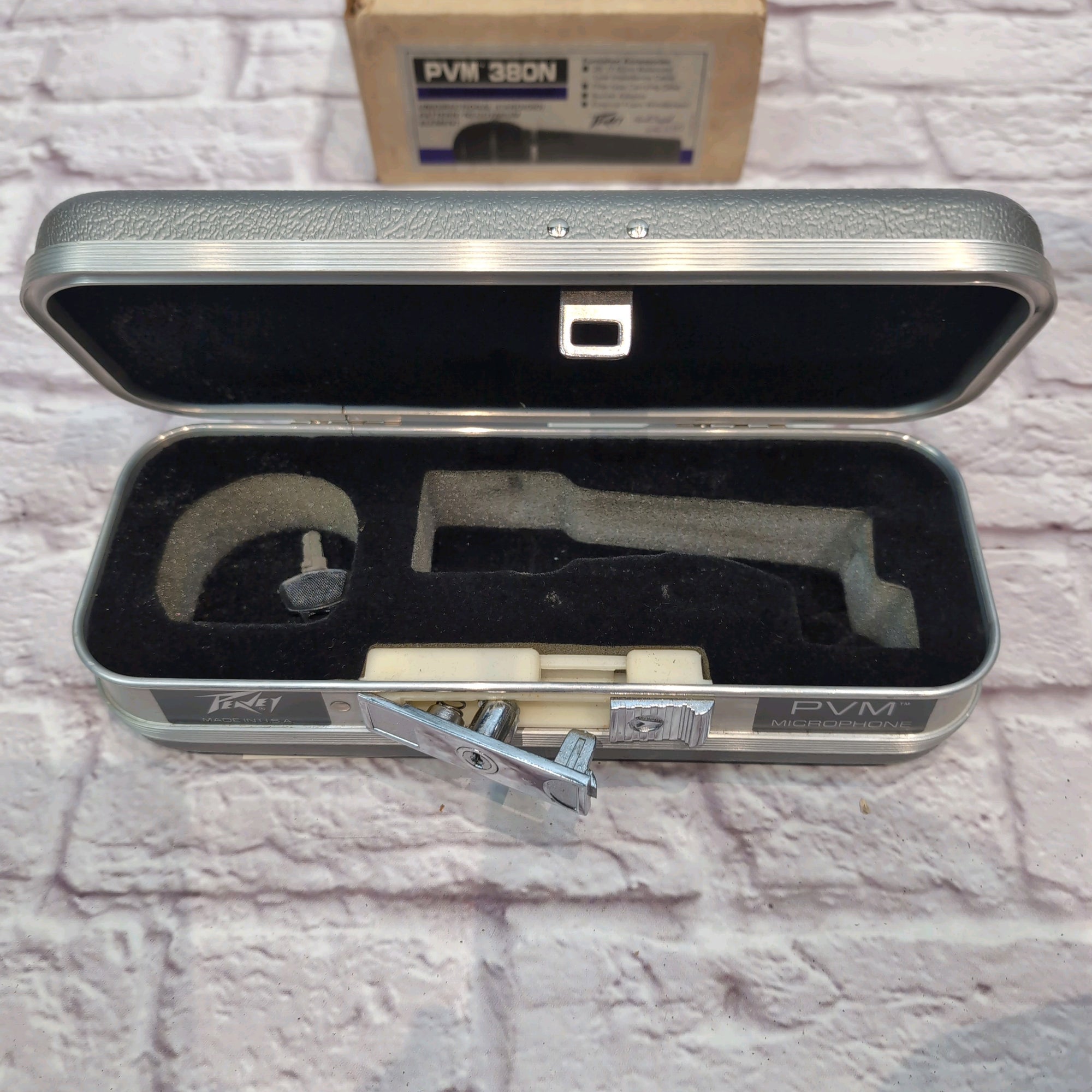 Peavey PVM380 Cardioid Dynamic Vocal Mic w/ Case