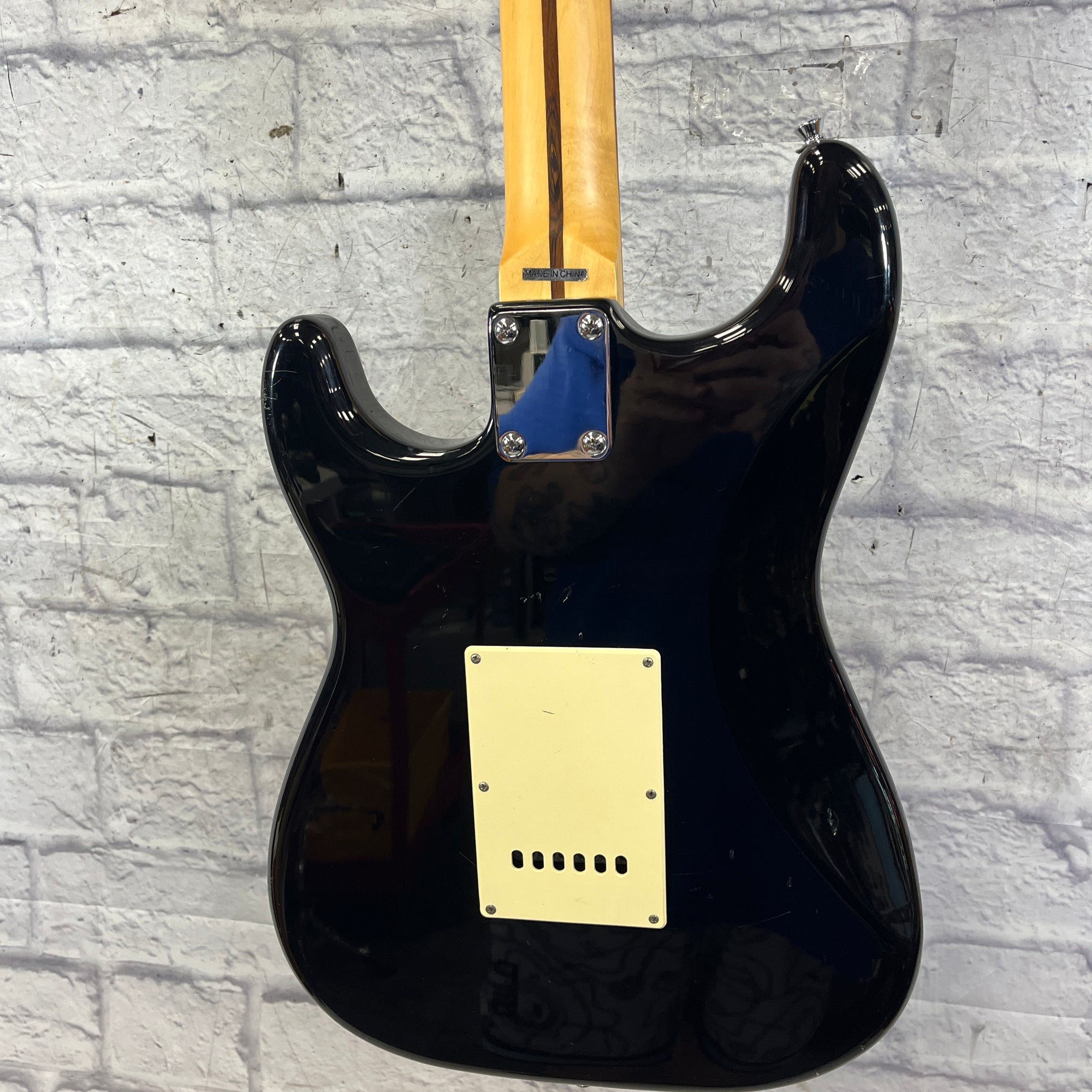 Squier　Stratocaster Amazon.com: Squier by Fender Affinity Stratocaster Jr. HSS