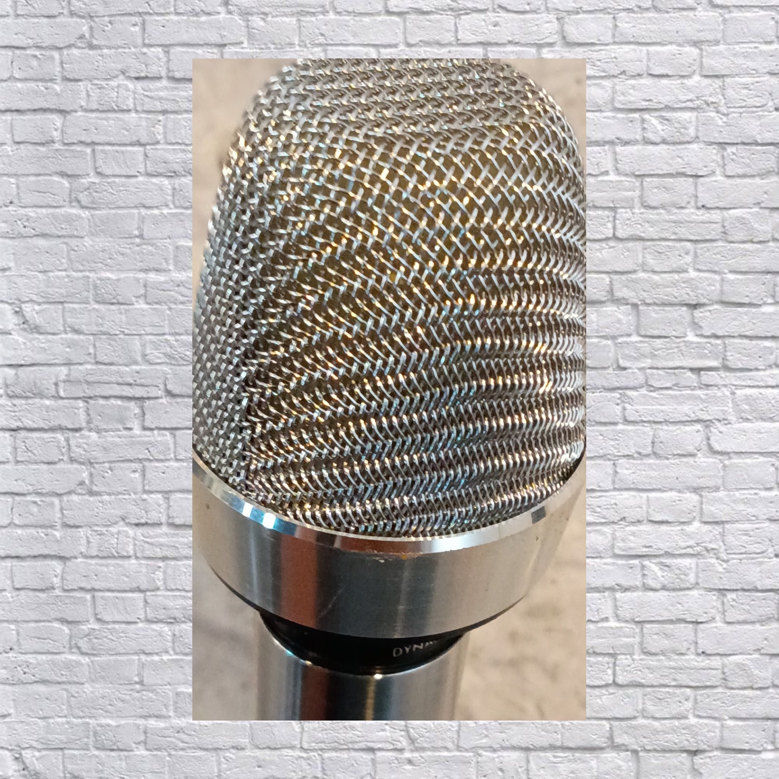 Realistic Dynamic Microphone Unknown Model
