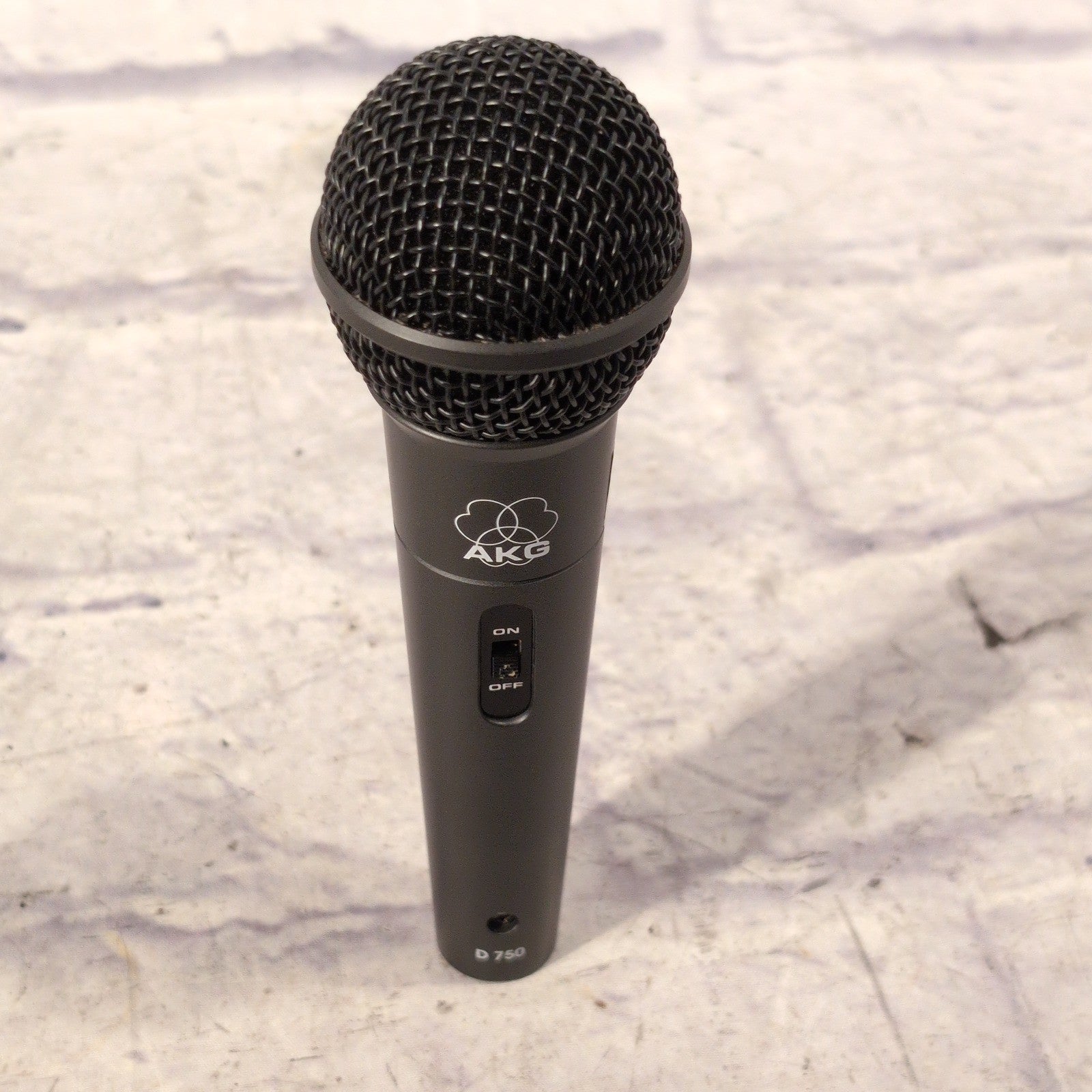 AKG D750 Dynamic Microphone