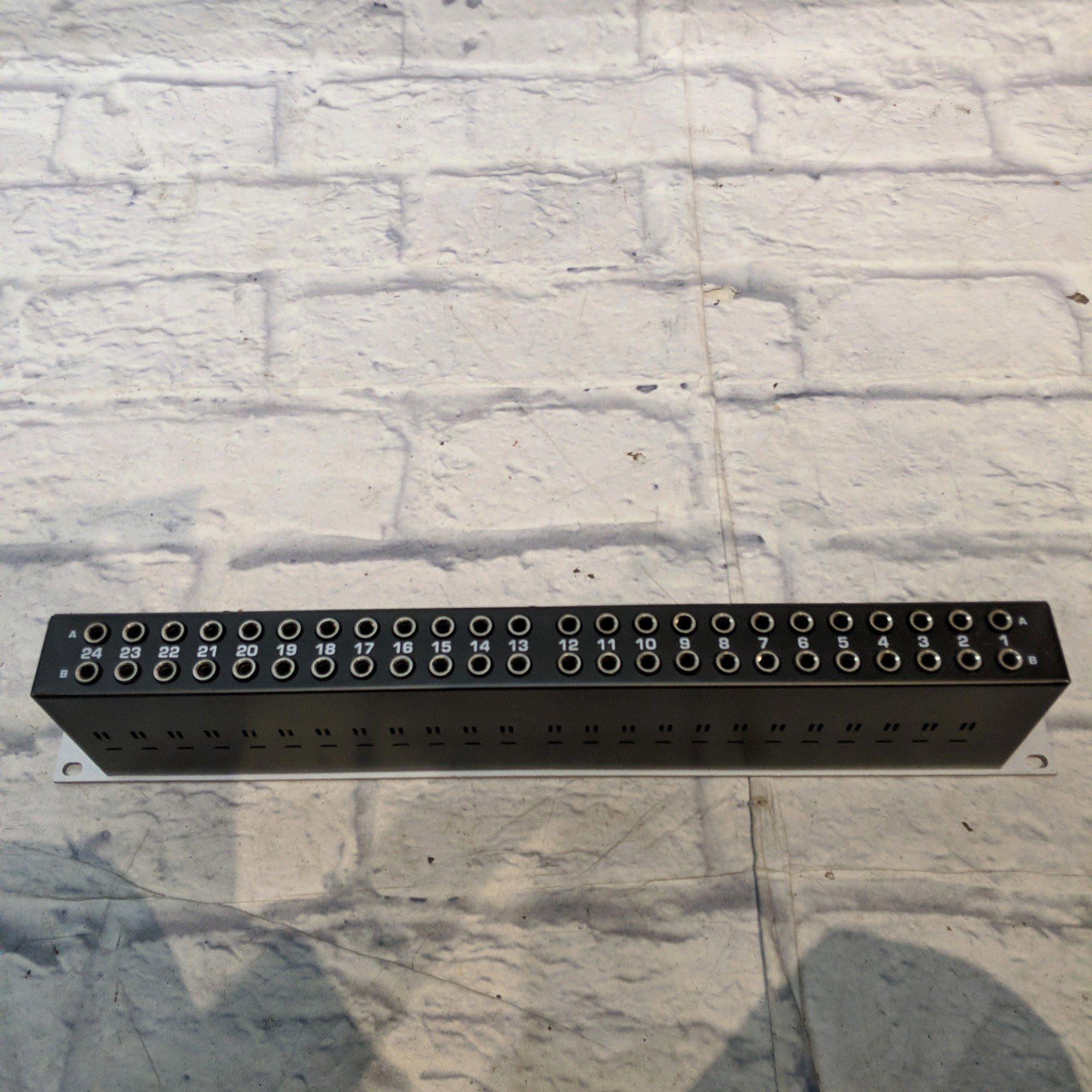 Long Patchbay Rack Behringer Ultrapatch Pro PX3000 Rack Patchbay - Evolution Music
