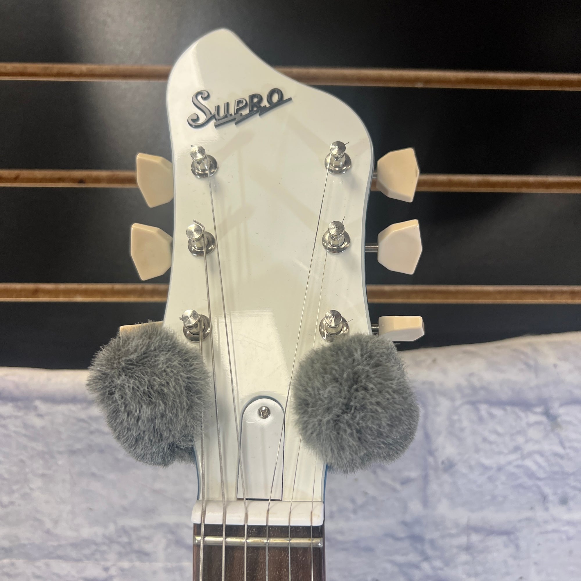Supro Sahara 1570WB Single Pickup Electric Guitar