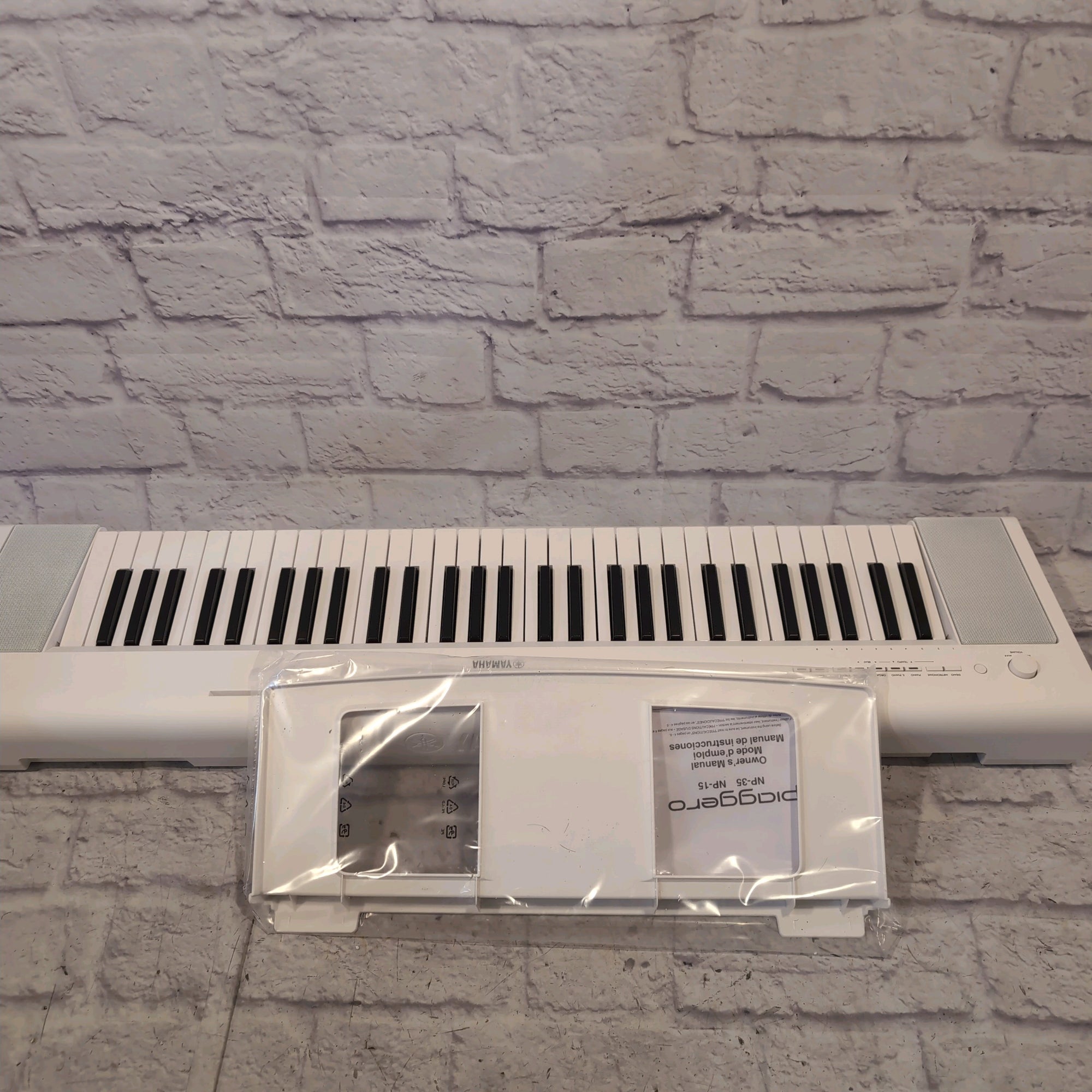 Yamaha Piaggero NP-15 61-Key Portable Keyboard With Power Adapter Regular White