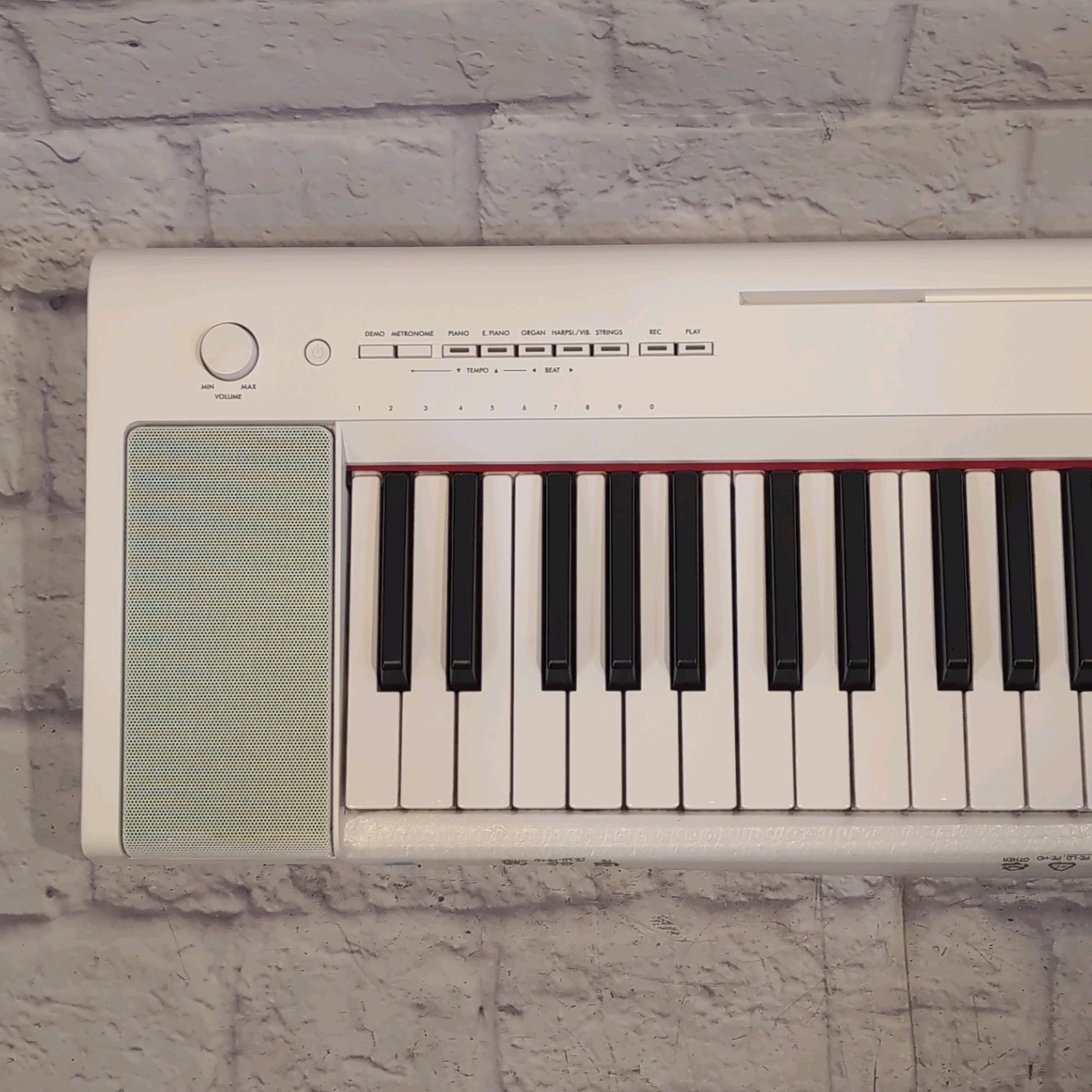 Yamaha Piaggero NP-15 61-Key Portable Keyboard With Power Adapter Regular White