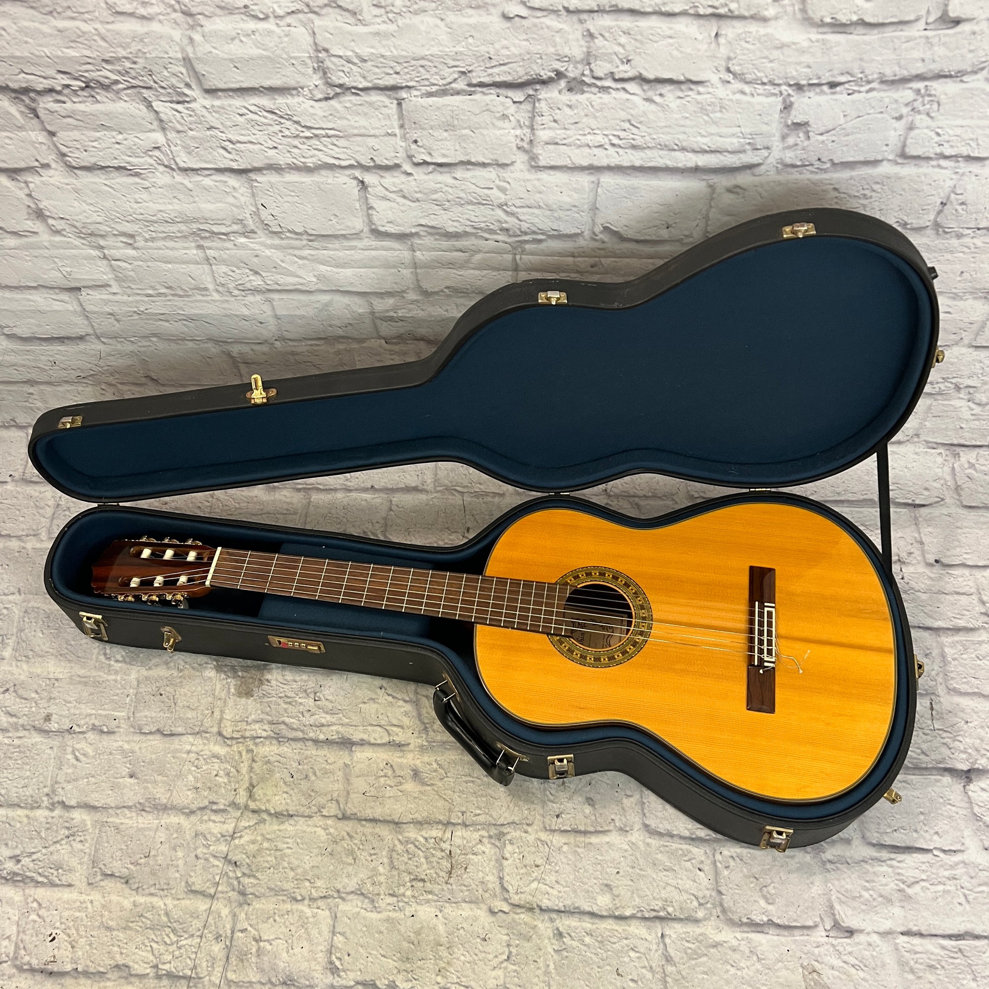 Dauphin 24 Classical Acoustic Guitar w/ Case