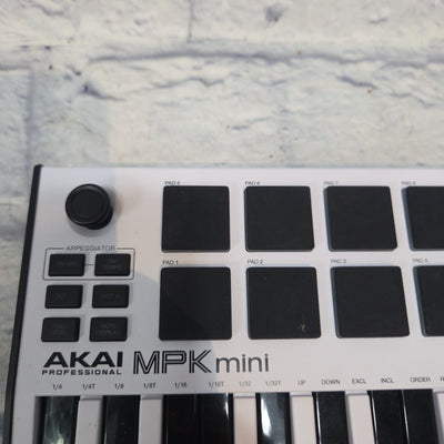 Akai MPK mini (black and white) Controller
