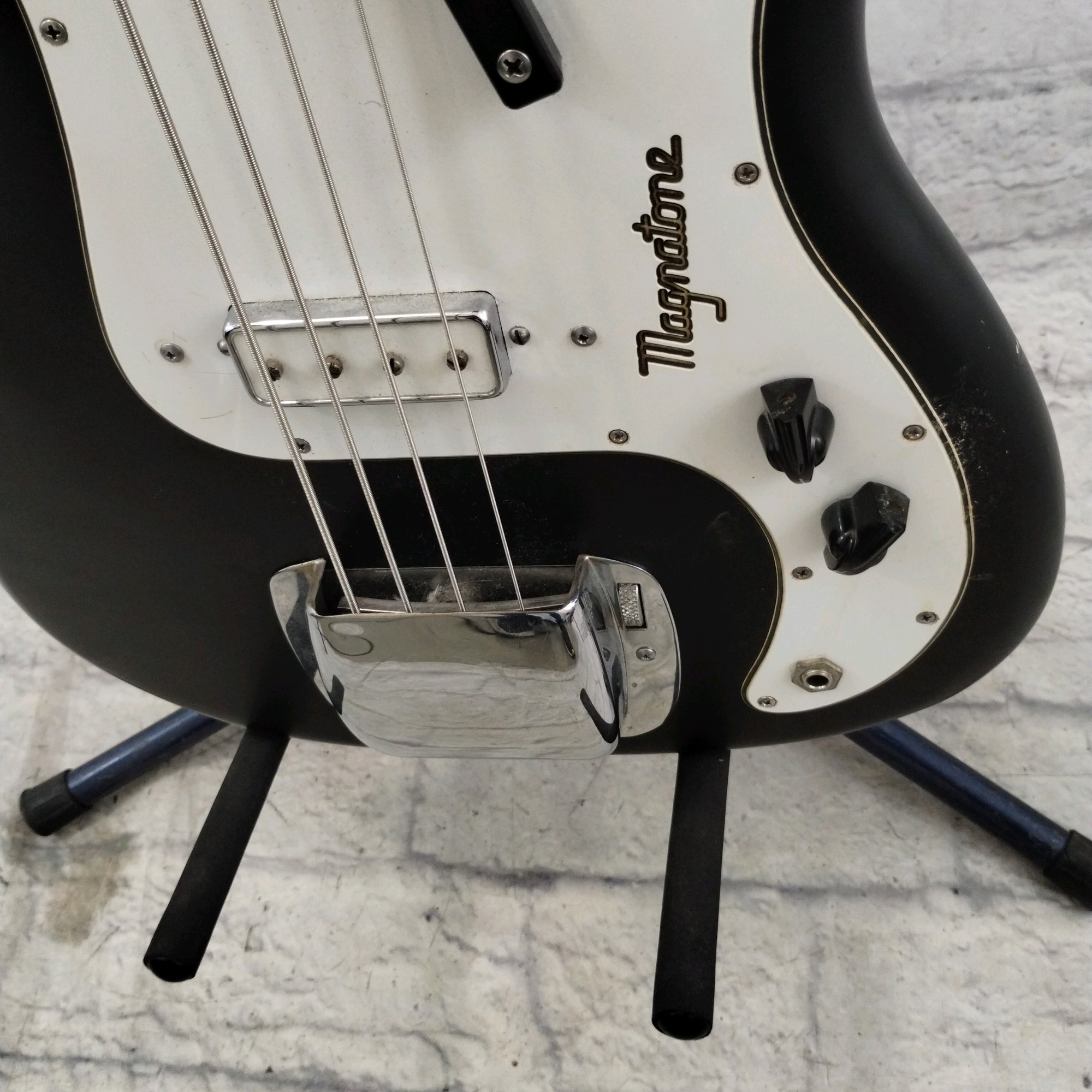 Magnatone Hurricane Bass Black Refin W/Case