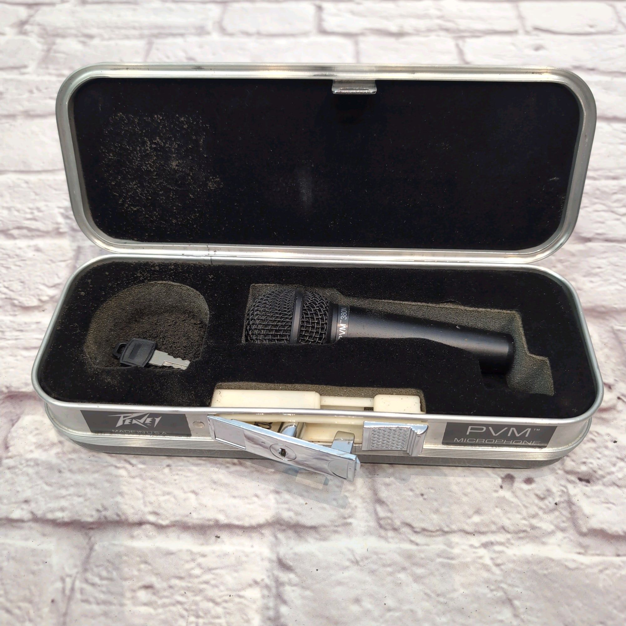 Peavey PVM380 Cardioid Dynamic Vocal Mic w/ Case