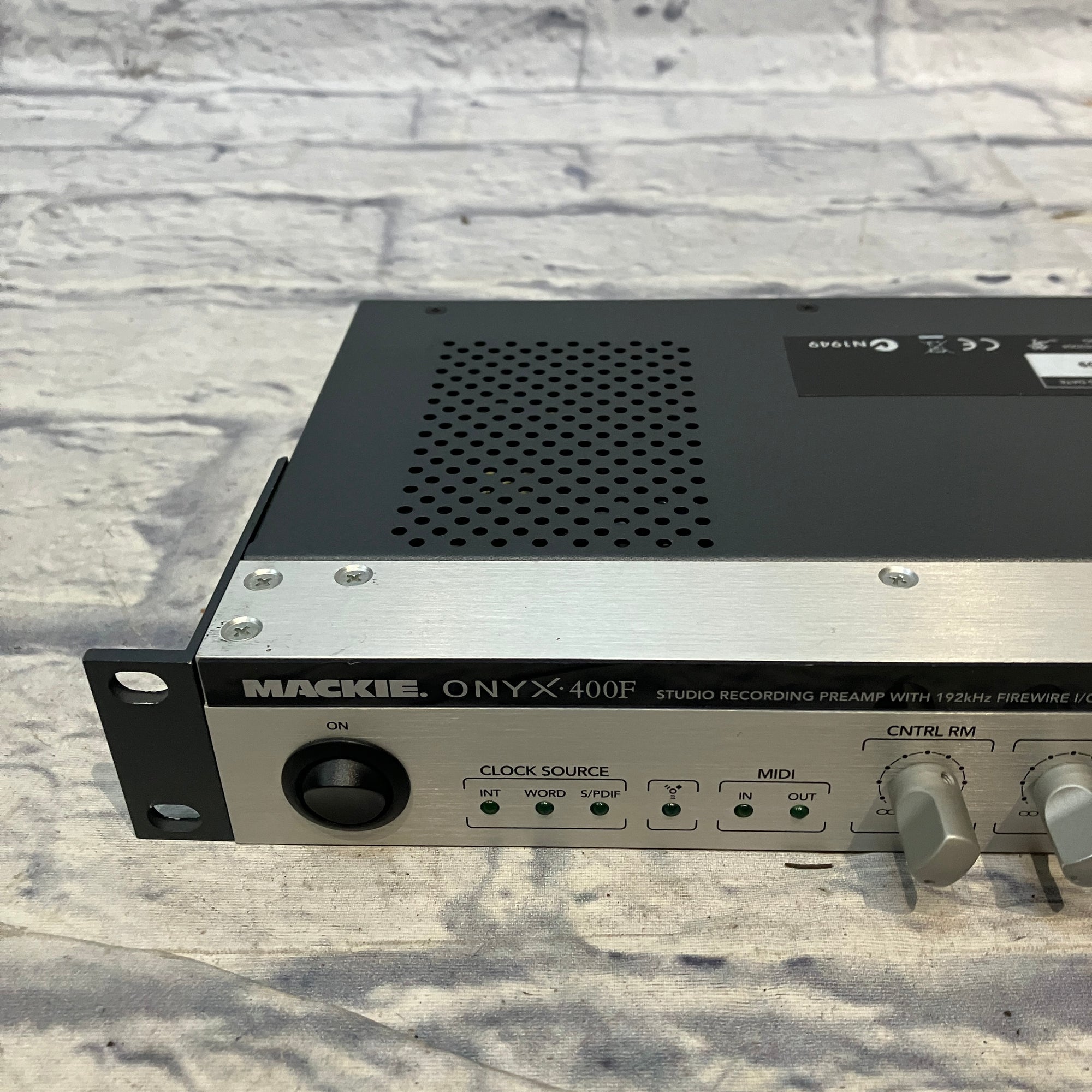 Mackie ONYX 400F Recording Preamp  Rack Patchbay