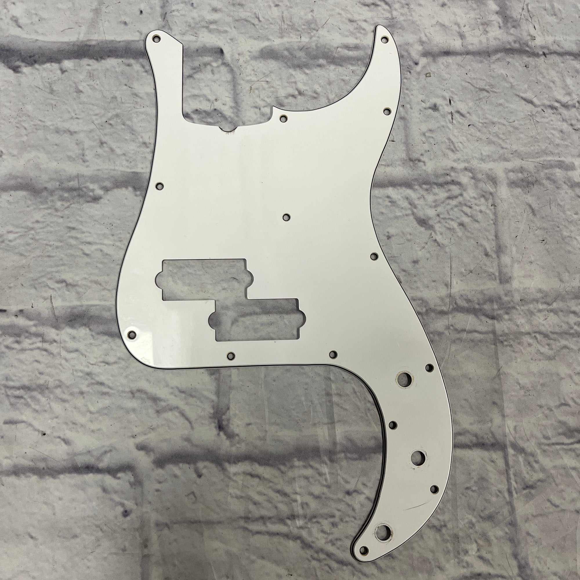 FENDER P BASS PICKGUARD