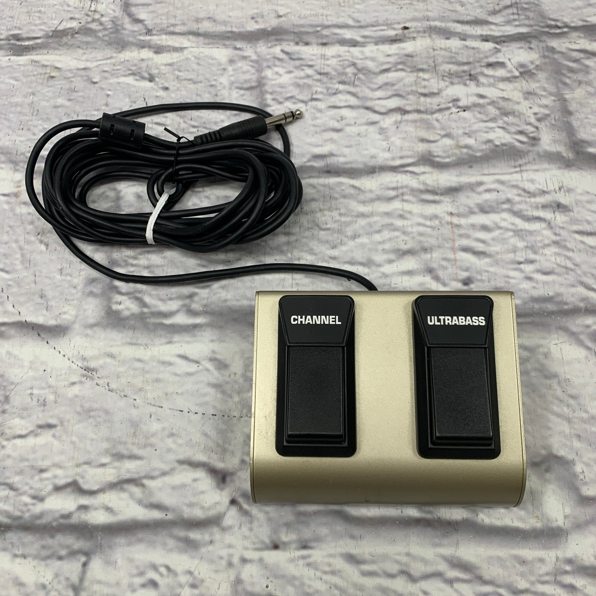 behringer switch pedal Behringer FS112B Two-Button Footswitch - Channel Ultrabass 1/4" TRS