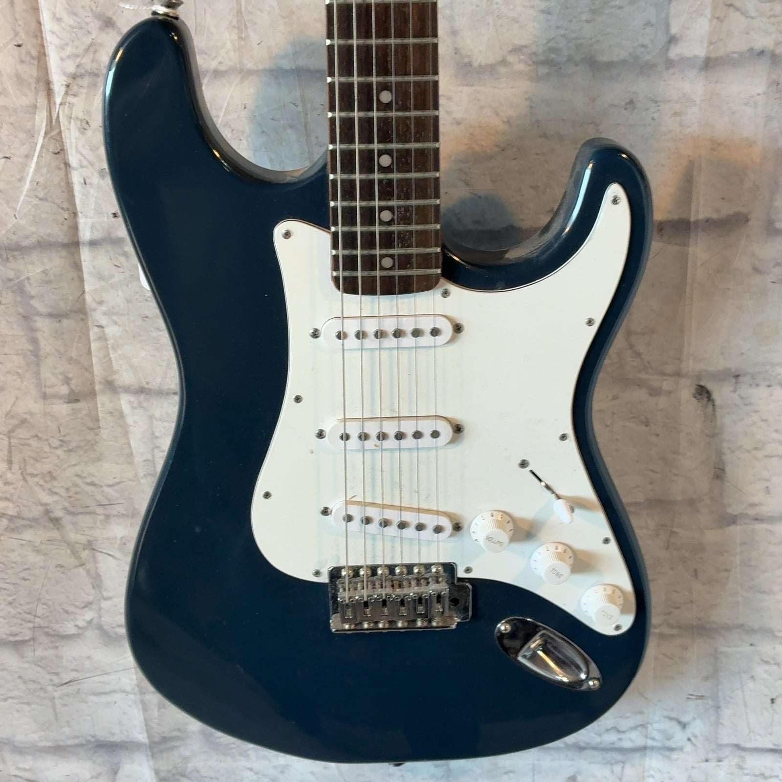 Rogue ST-3 Electric Guitar