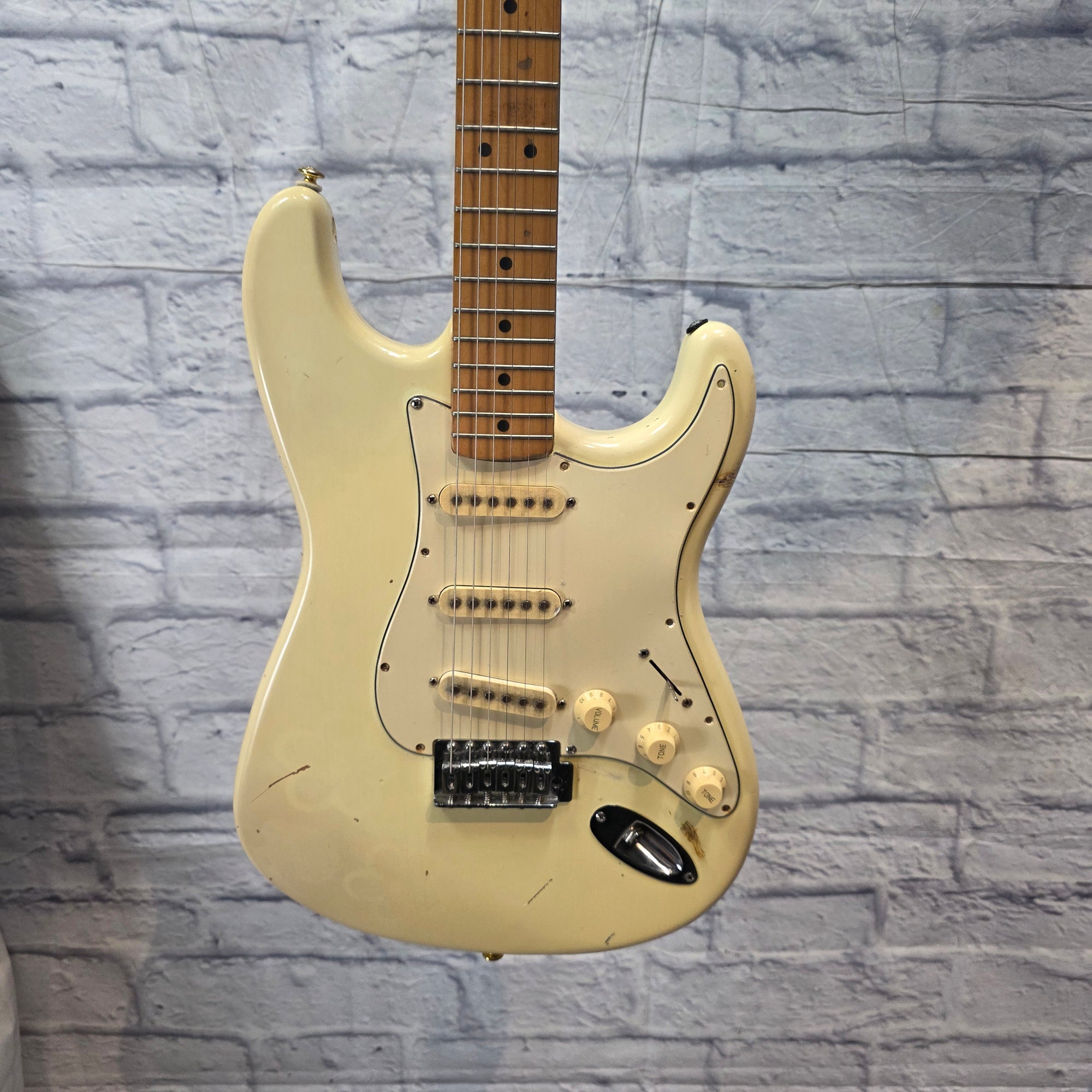 Fender  Traditional Stratocaster (1996-1998) Hybrid Electric Guitar