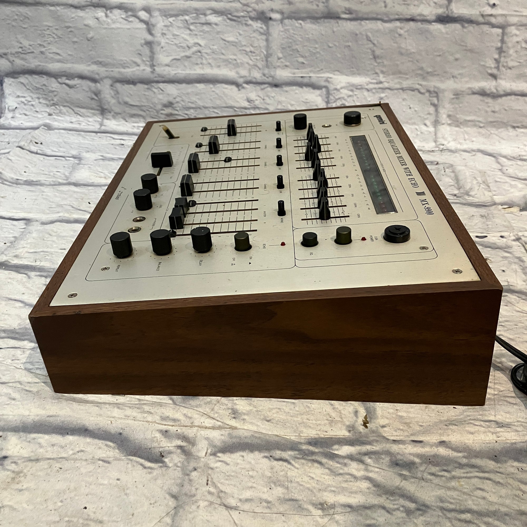 Gemini MX-9900 Stereo Equalizer Mixer with Echo