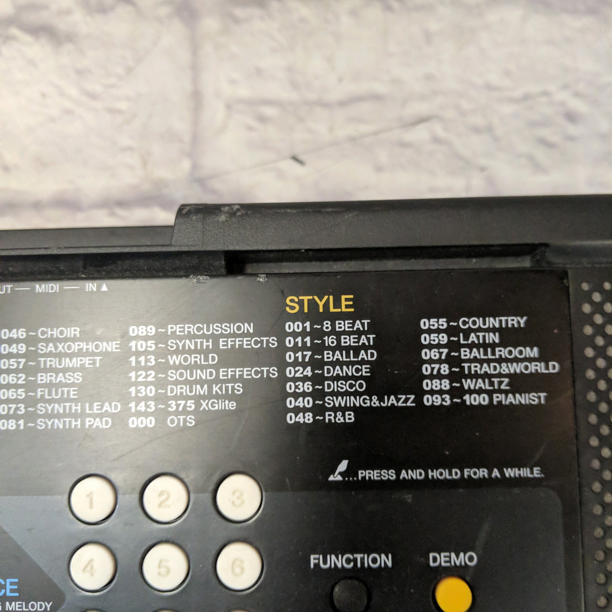 Yamaha YPT-220 61-Key Electronic Keyboard