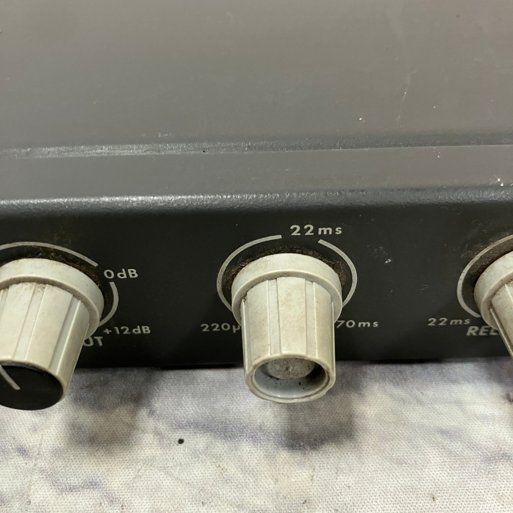 Symetrix CL-100 Rack Compressor