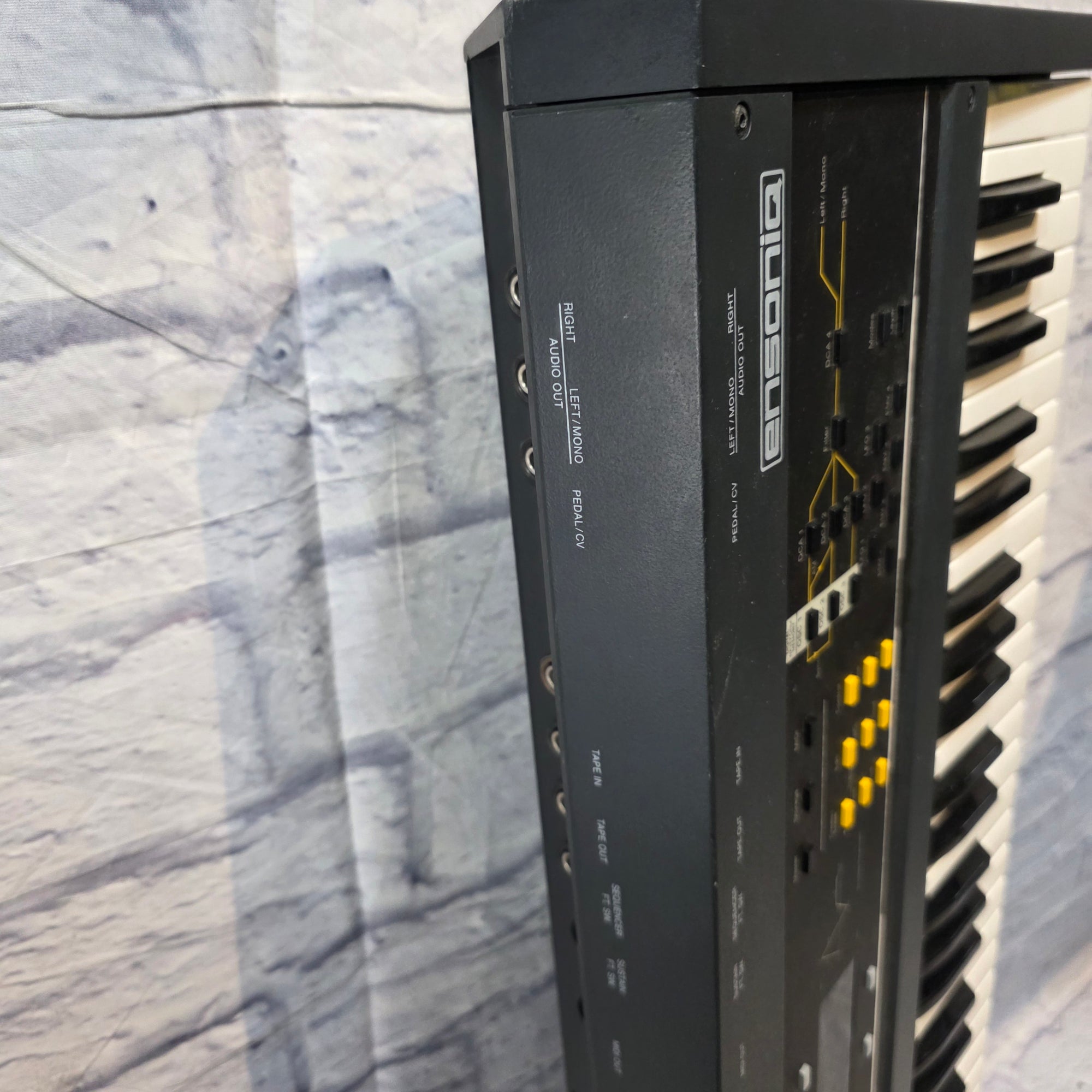 Ensoniq ESQ-1 Wave Synthesizer