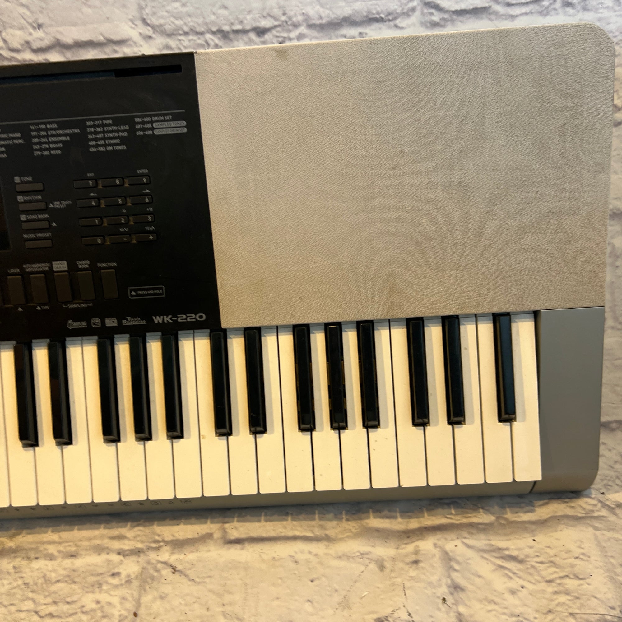 Casio WK-220 61-Key Electronic Keyboard / Organ