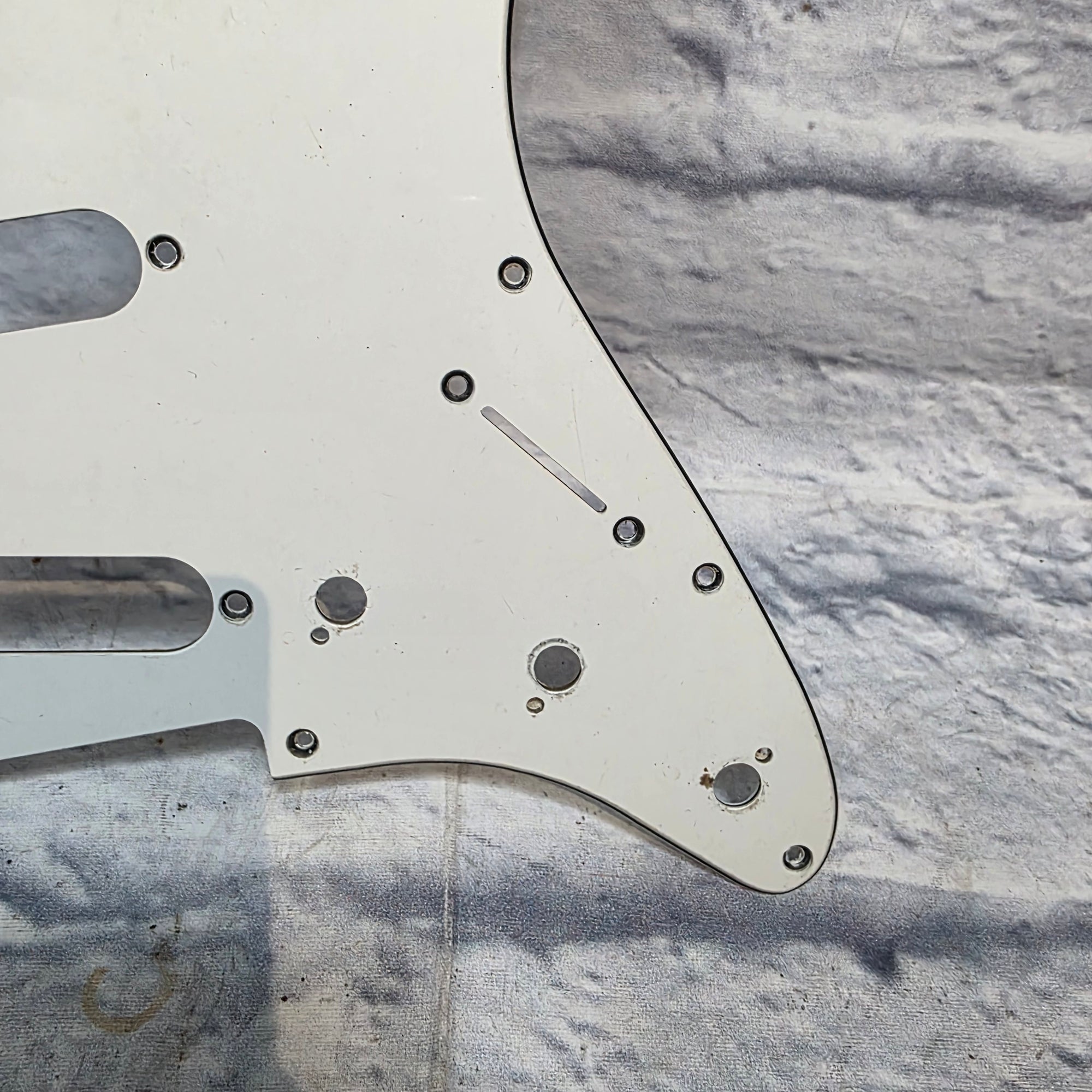 Squier Fender Player Stratocaster Pickguard (25 hole) *off* White Pickguard