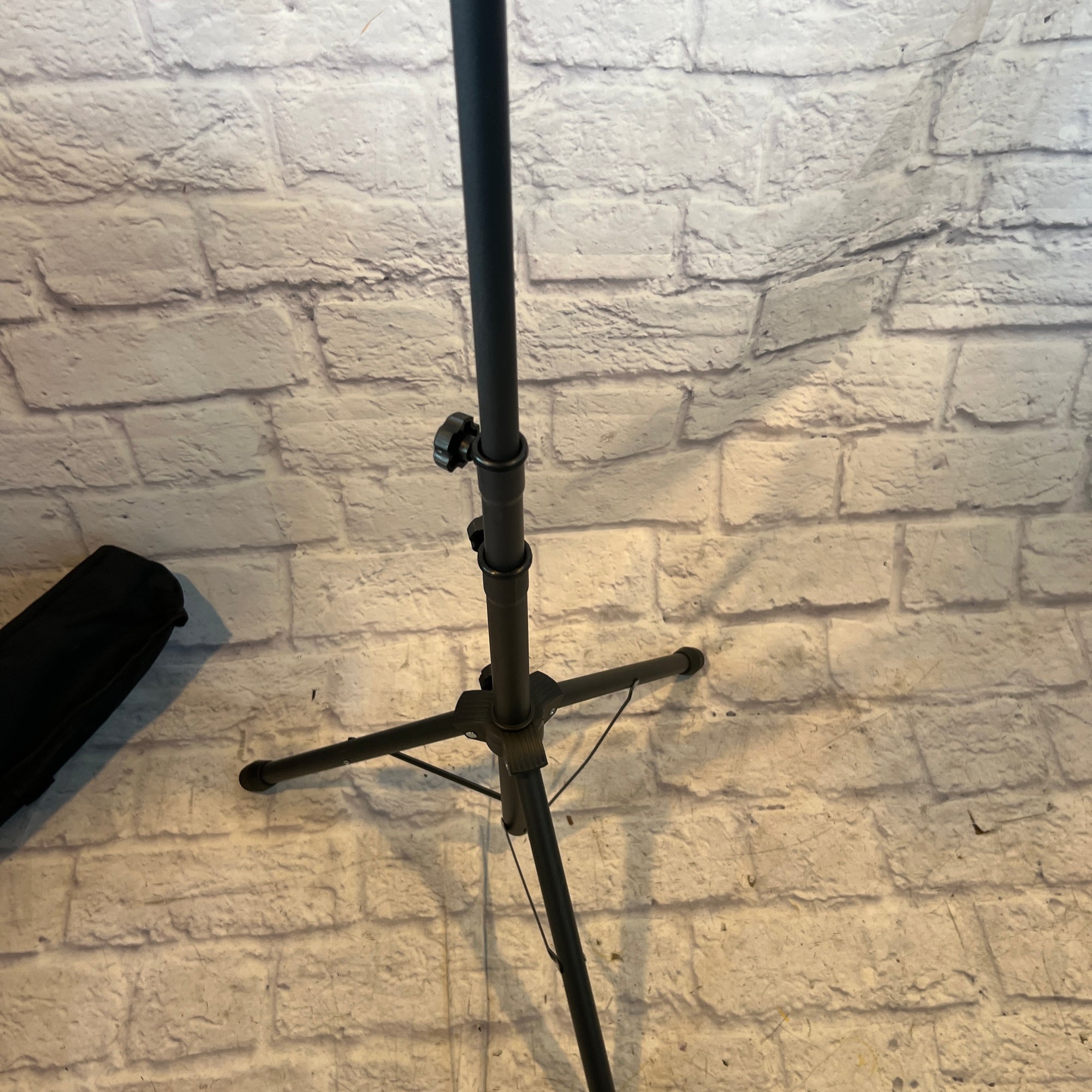 Cahaya Foldable Conductor Music Stand with Bag Sheet