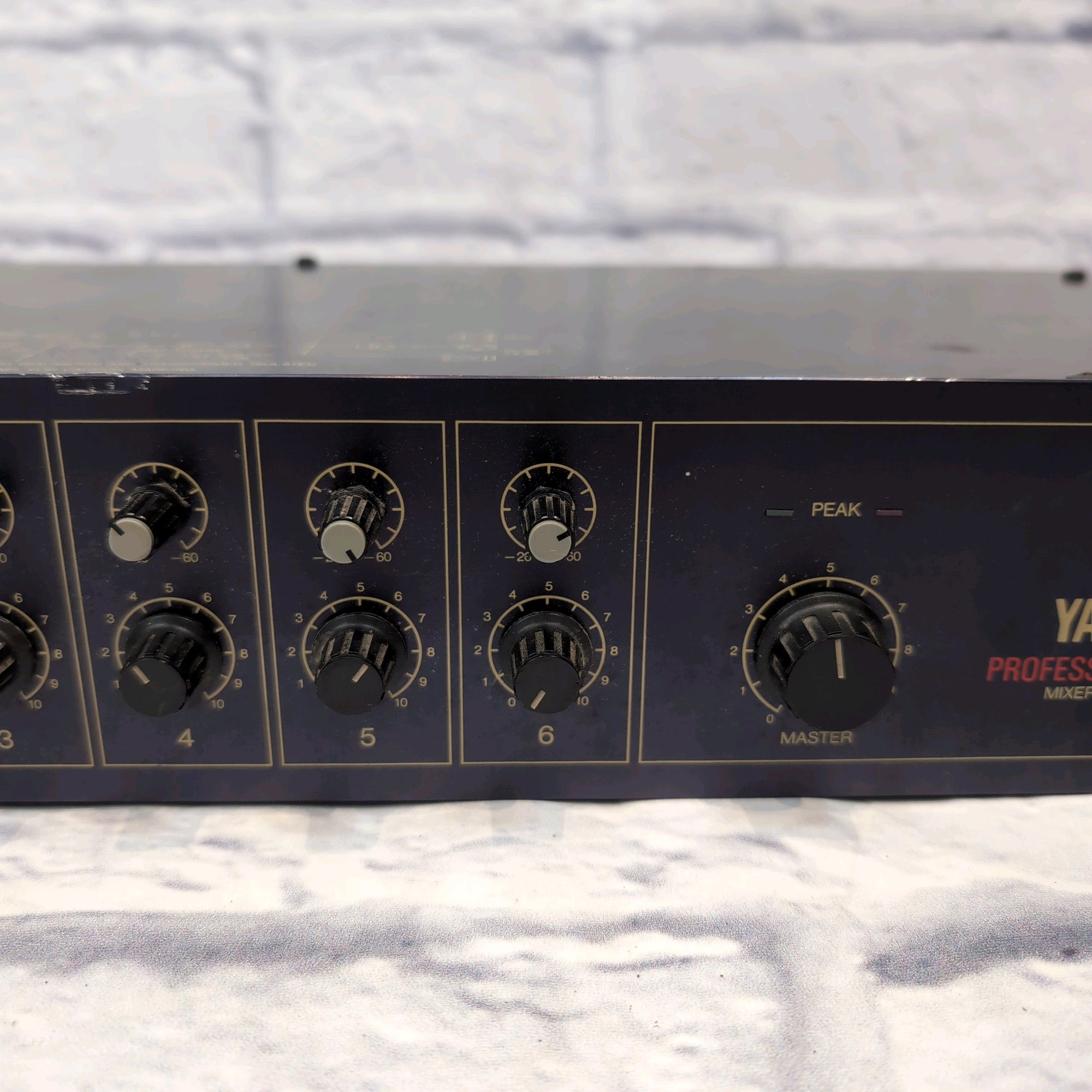 Yamaha Professional Series Mixer Model m206
