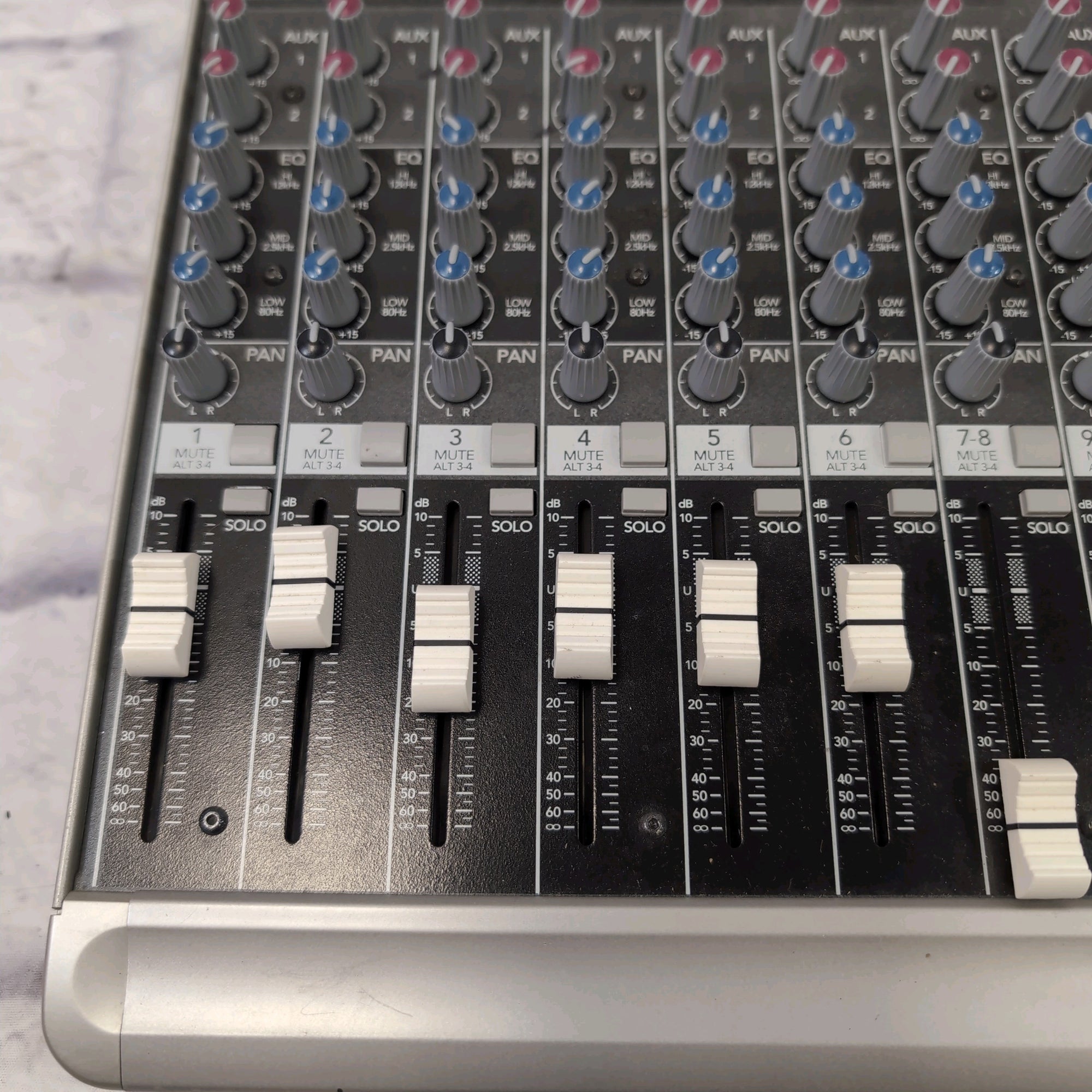Mackie 1402-VLZ Pro 14-Channel Mic/Line Mixer - Evolution Music