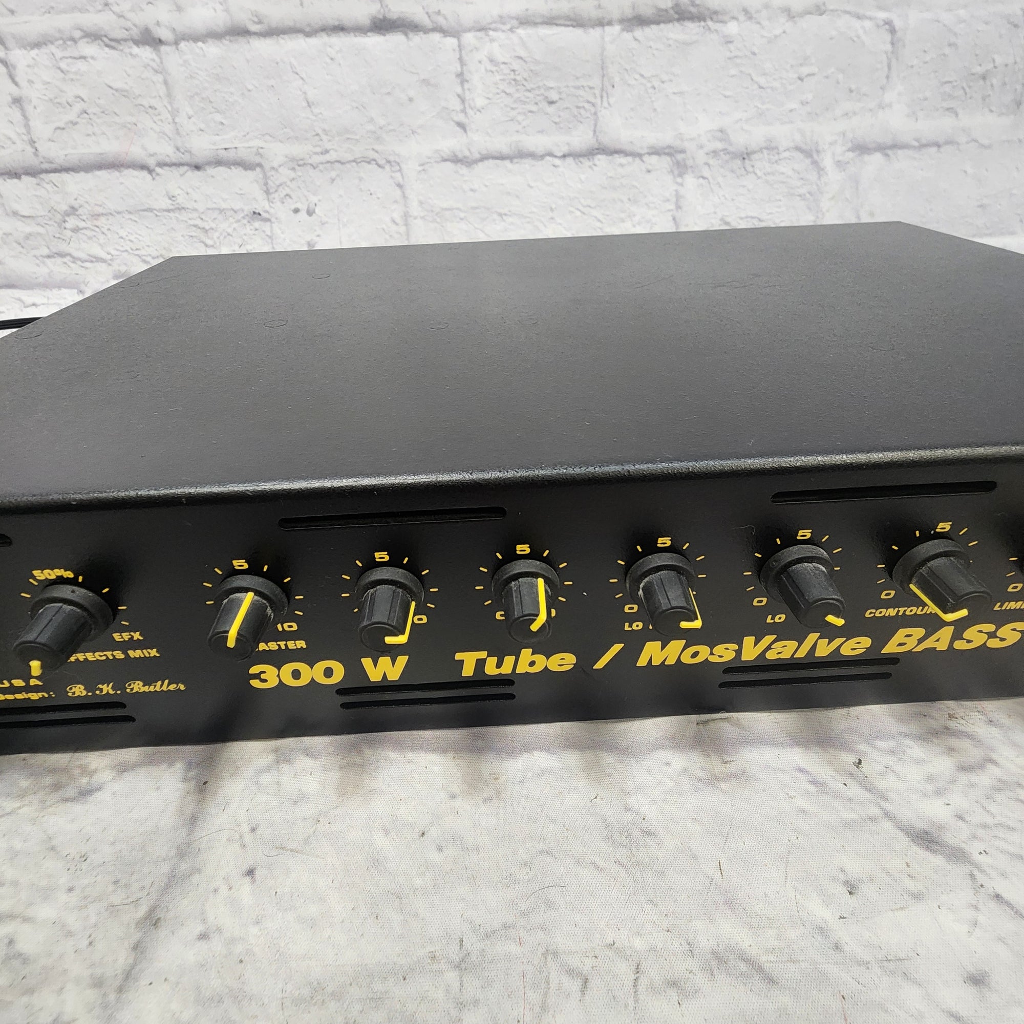 Tube Works RT-3300-R Bass Head (AS IS) - Evolution Music