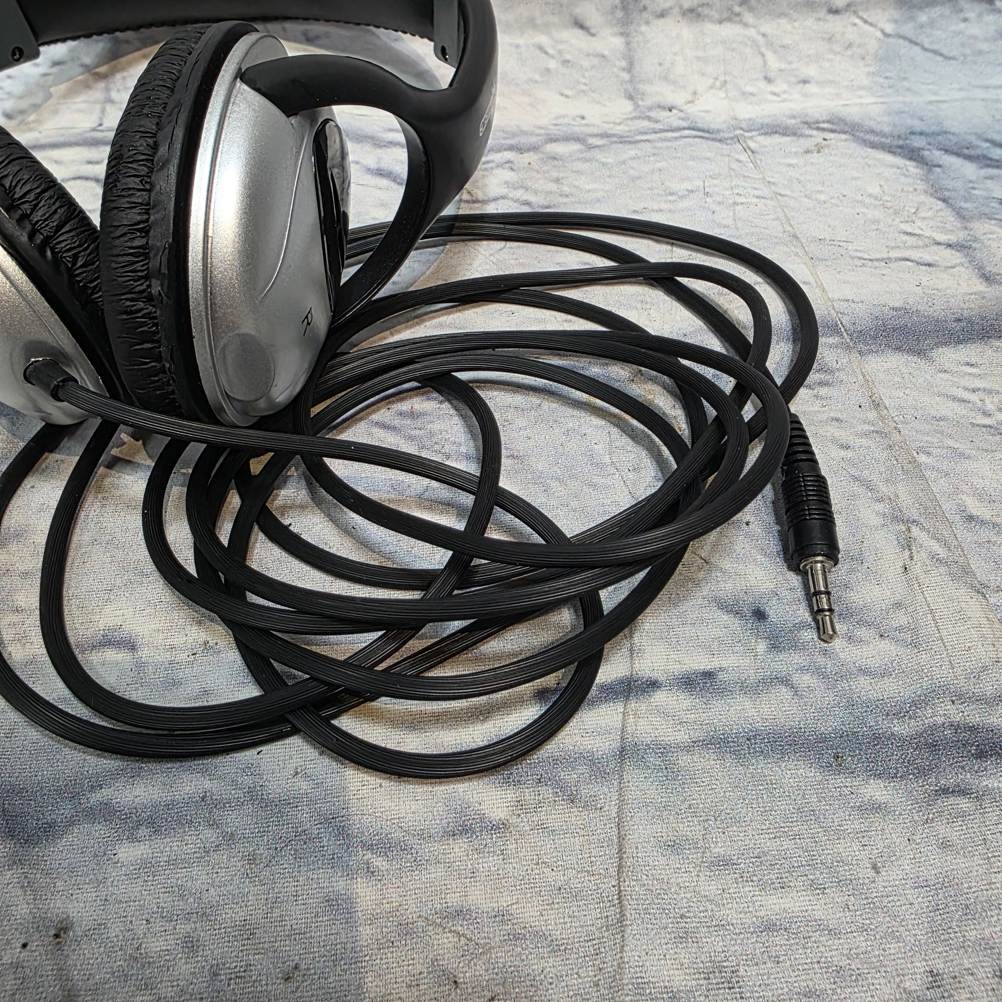 gear4music  With 10 Foot Cable Studio Headphones (not functioning: AS IS)