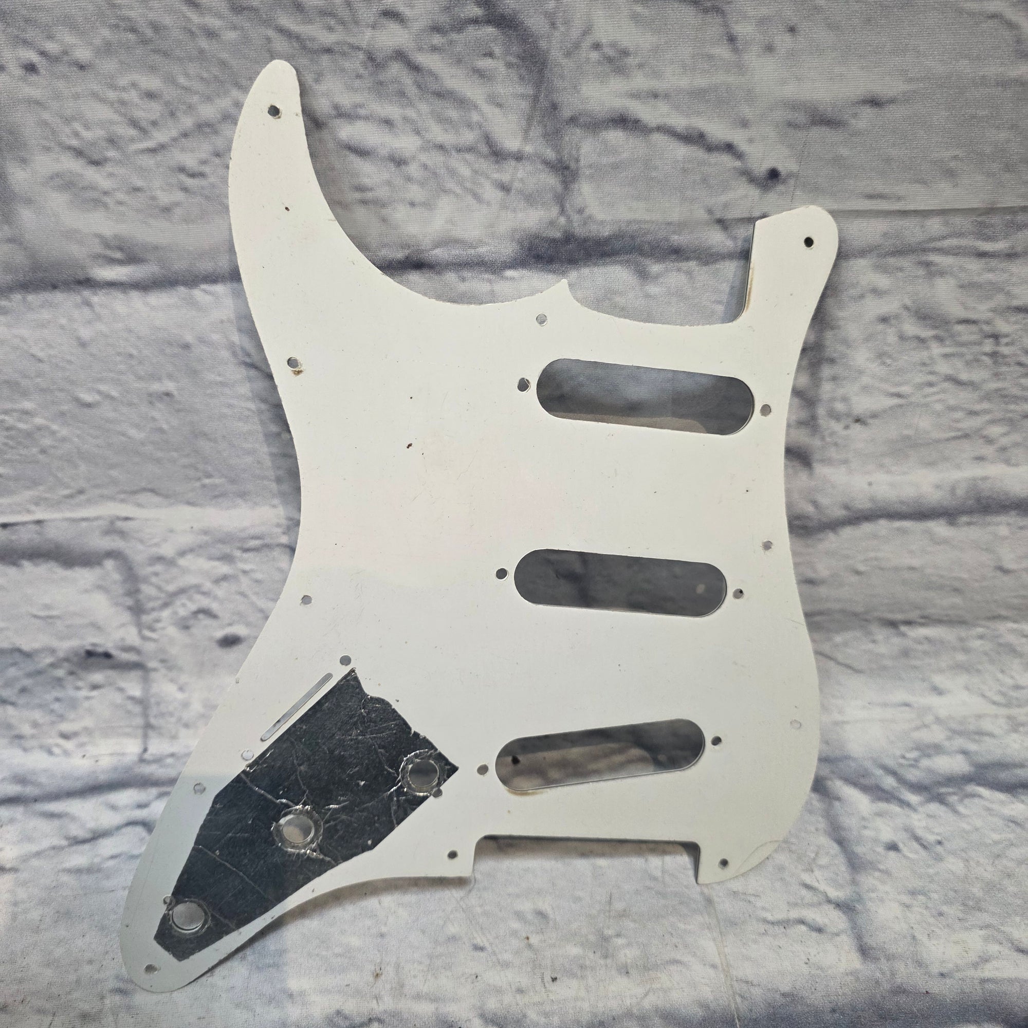 Squier Fender Player Stratocaster Pickguard (25 hole) *off* White Pickguard