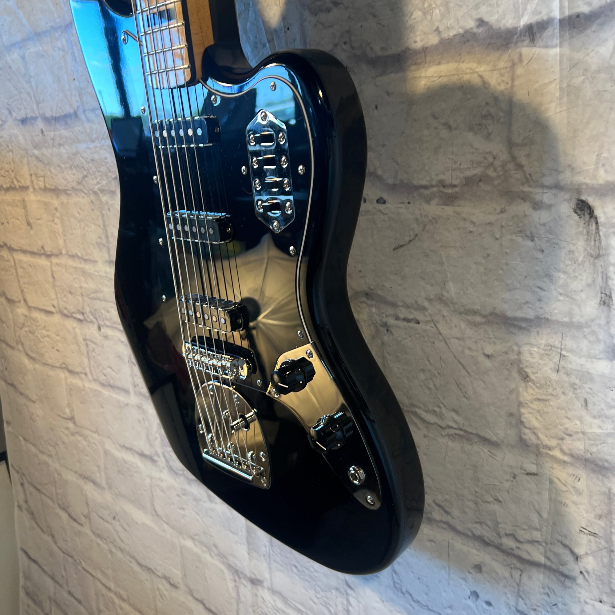 Squier Classic Vibe FSR Bass VI Black Matching Headstock