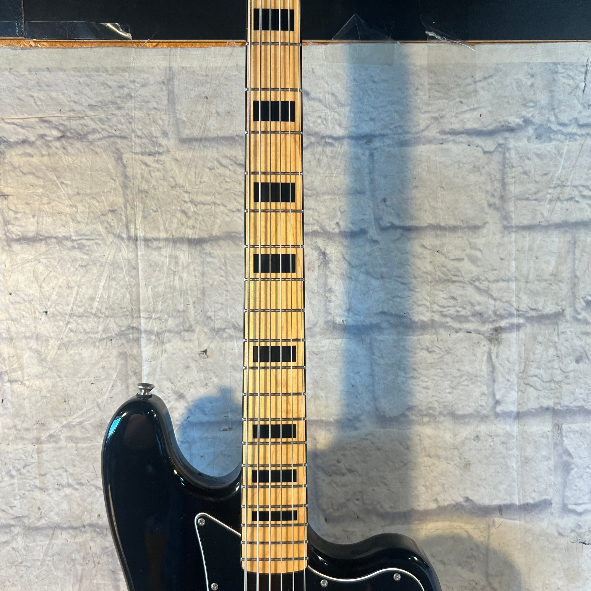 Squier Classic Vibe FSR Bass VI Black Matching Headstock