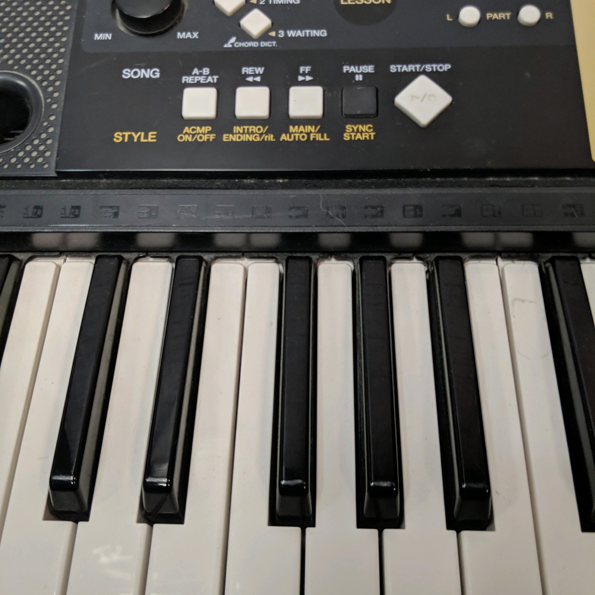 Yamaha YPT-220 61-Key Electronic Keyboard