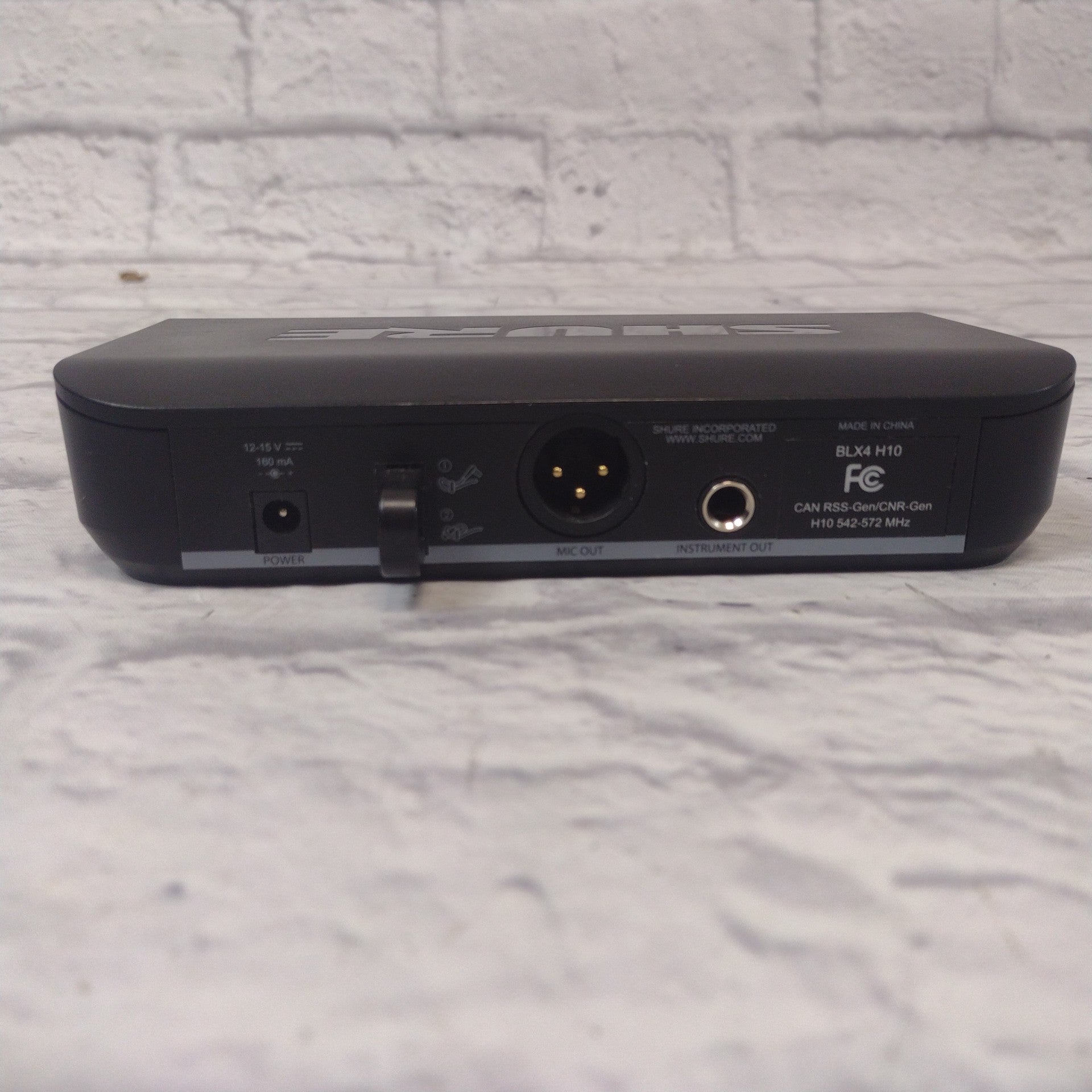 Shure BLX4 Receiver / with PG58 BLX2 H10 Wireless Microphone and Hard Case