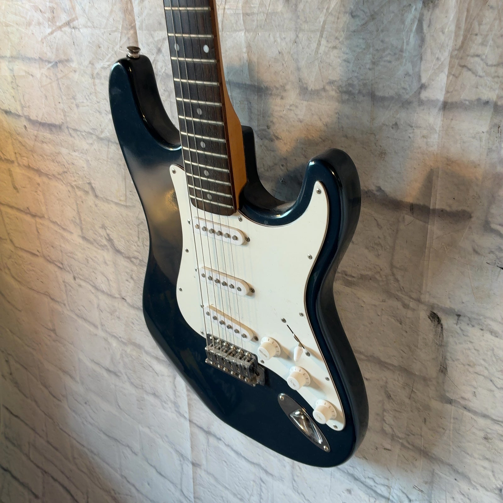 Rogue ST-3 Electric Guitar