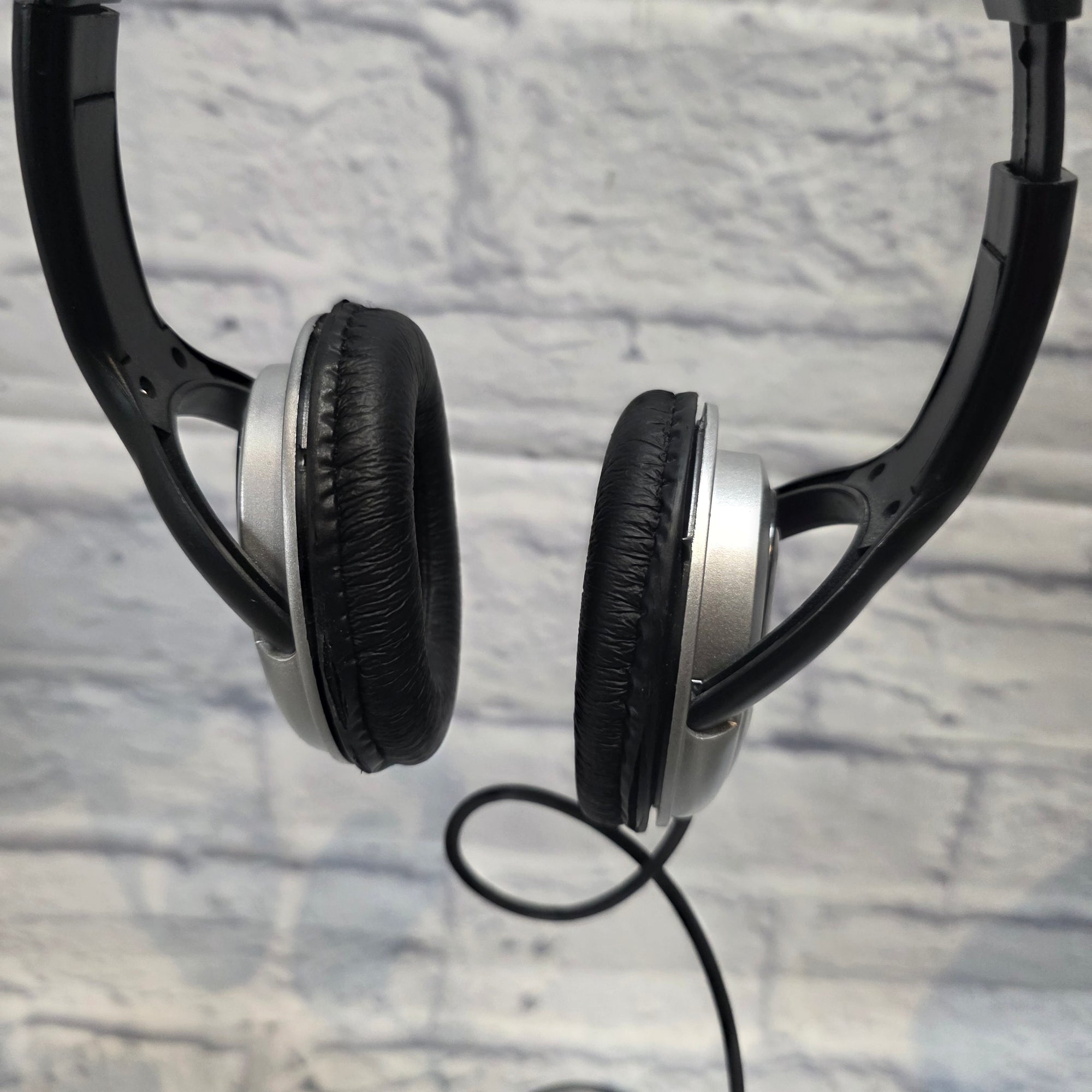 gear4music  With 10 Foot Cable Studio Headphones (not functioning: AS IS)