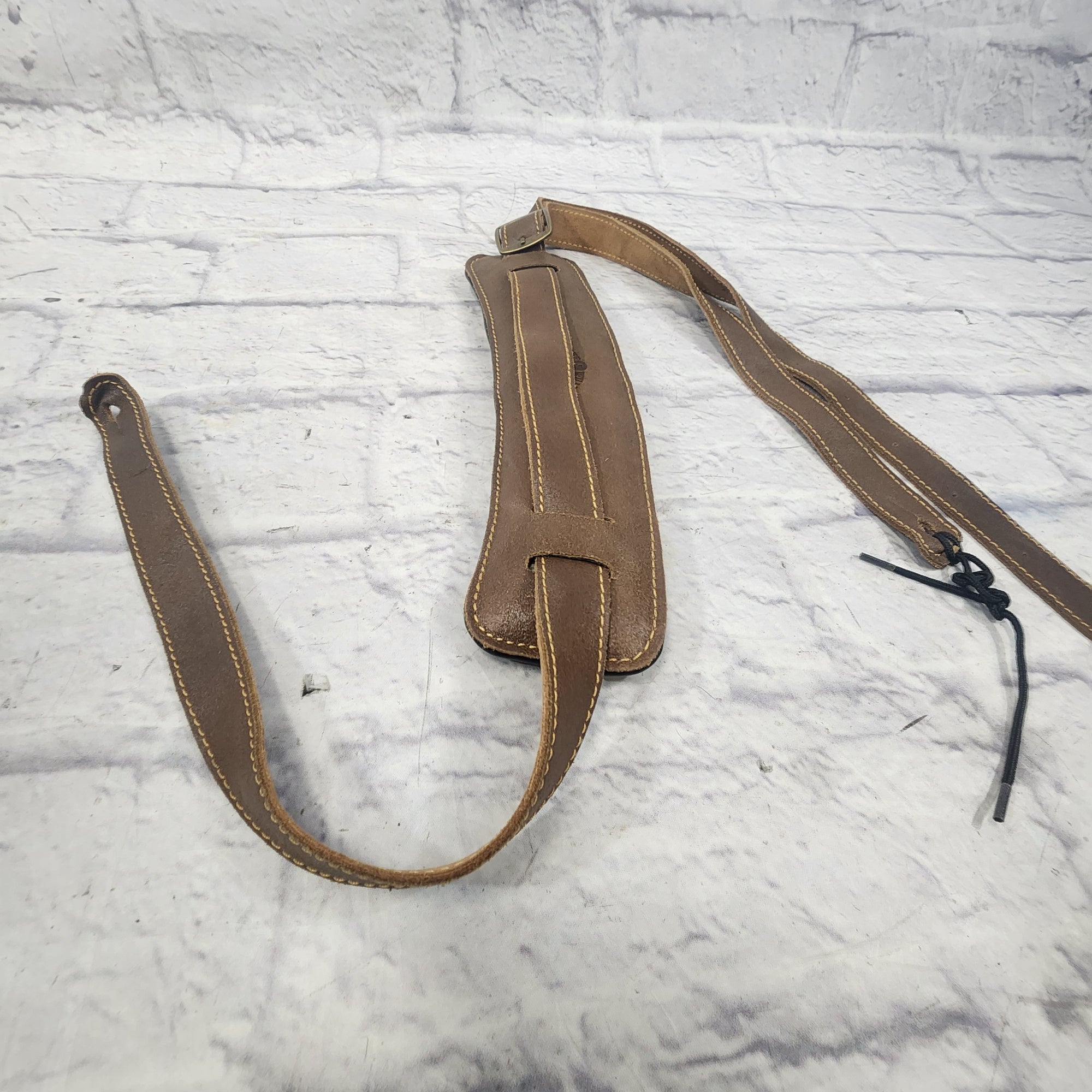 Unknown Leather Guitar Strap with Fabric Stripe