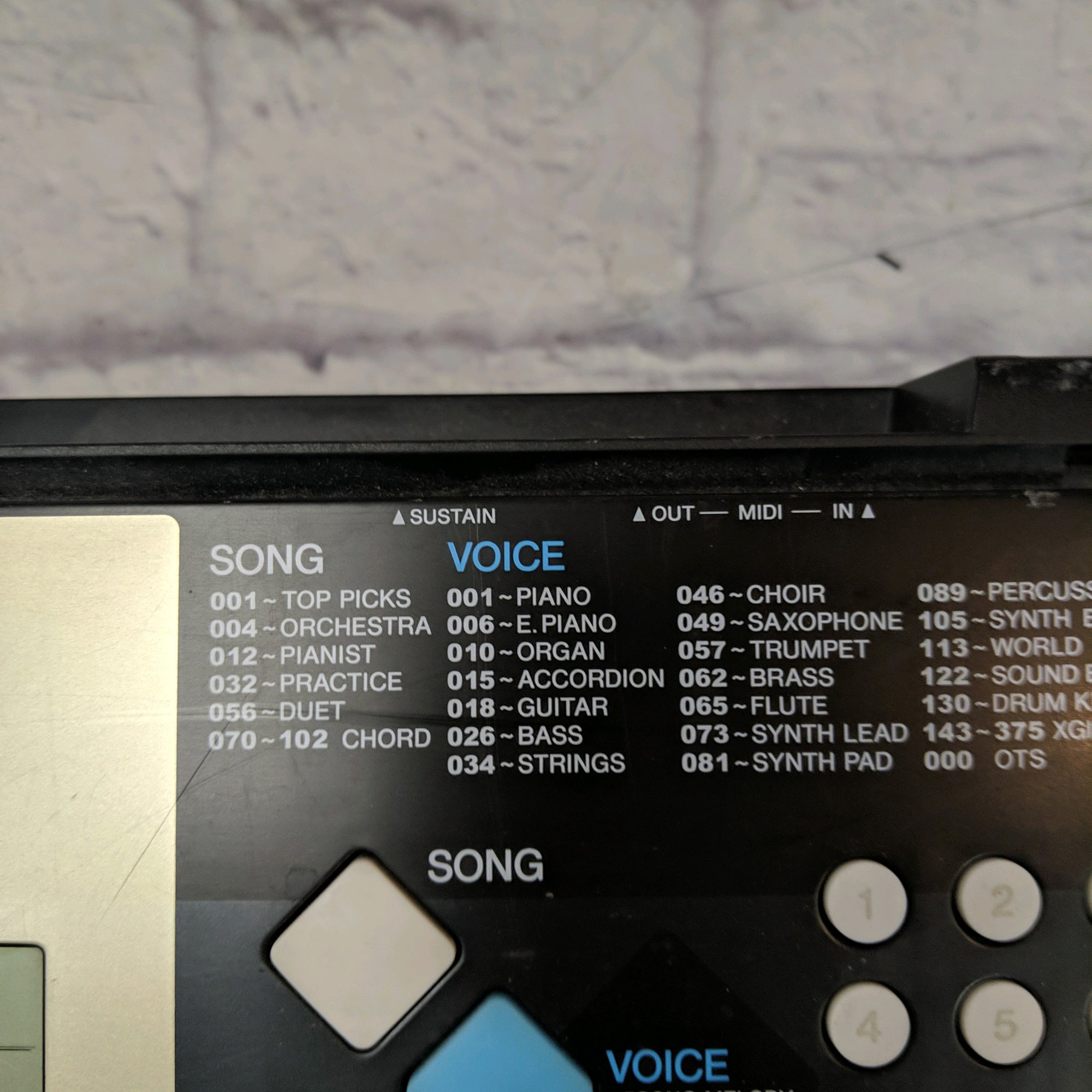 Yamaha YPT-220 61-Key Electronic Keyboard