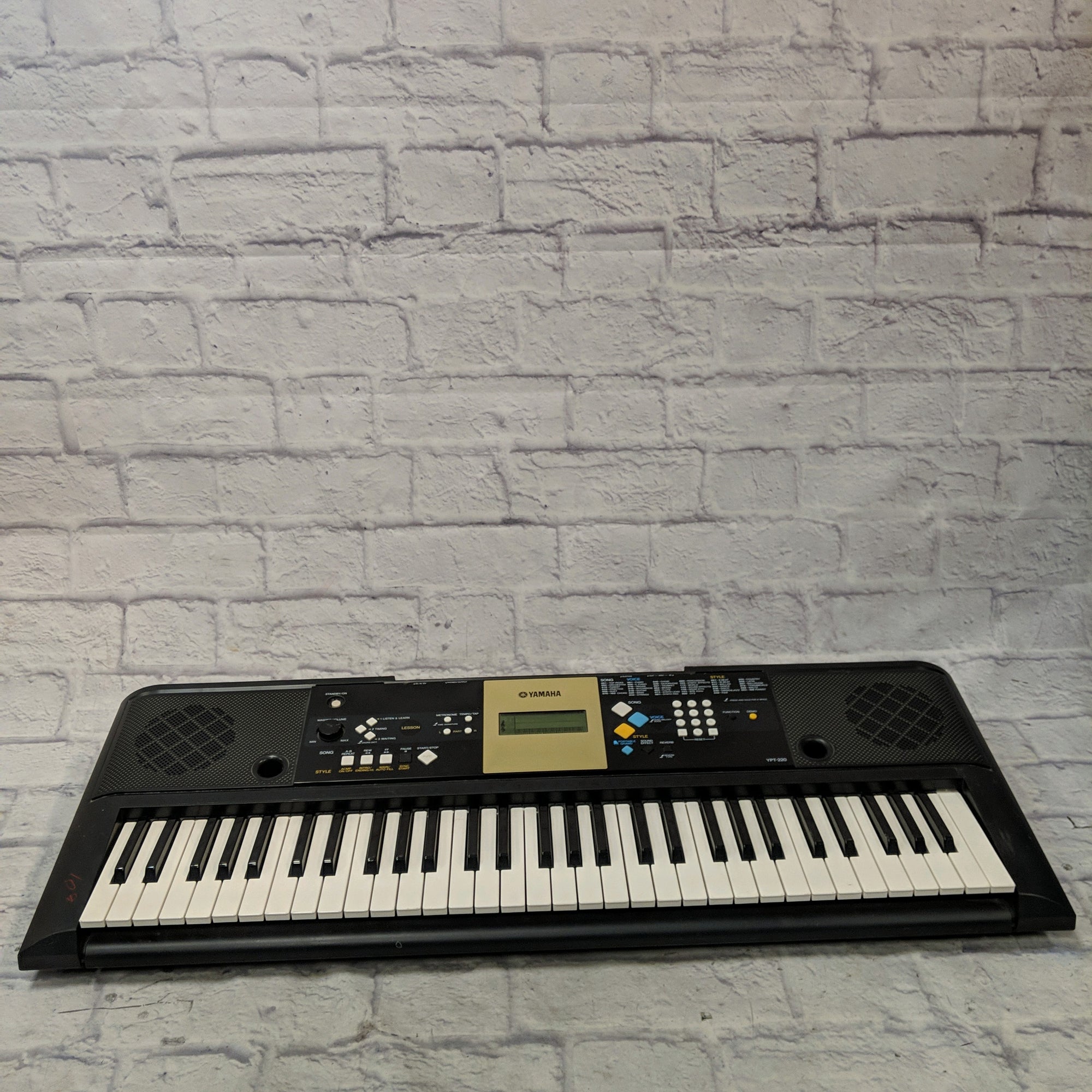 Yamaha YPT-220 61-Key Electronic Keyboard