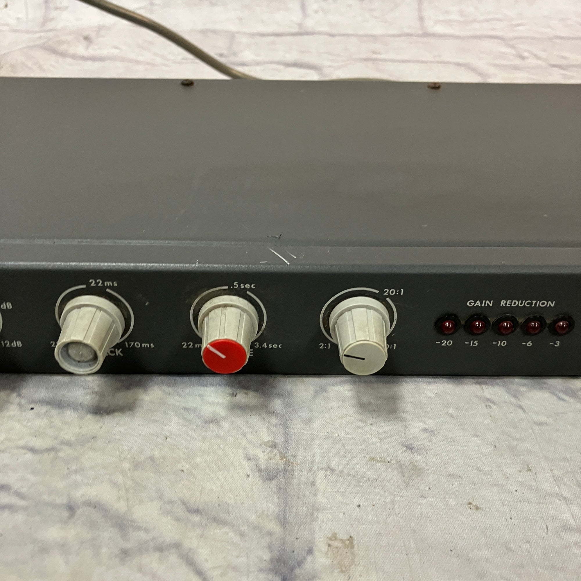 Symetrix CL-100 Rack Compressor
