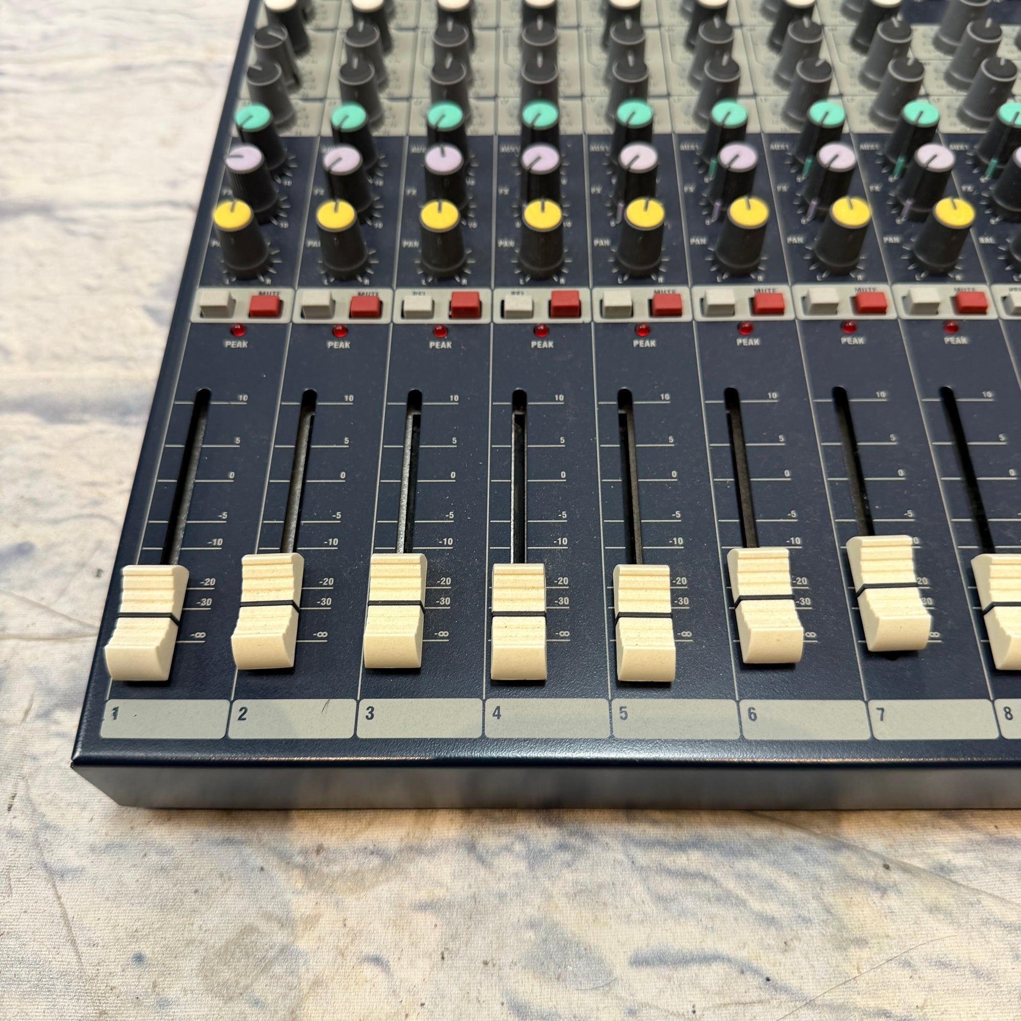 Soundcraft EFX 8 Mixer