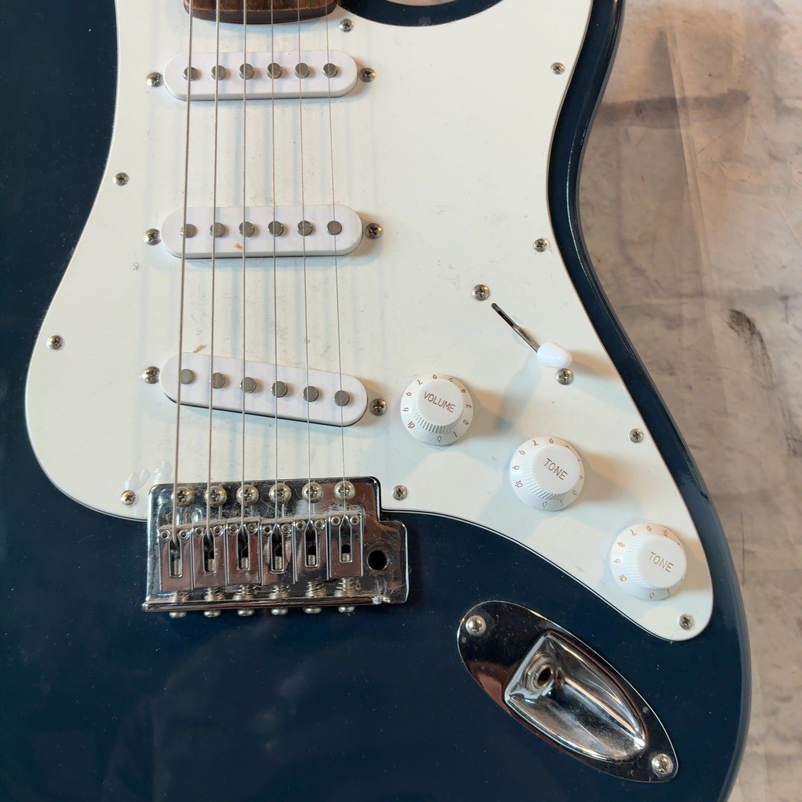 Rogue ST-3 Electric Guitar