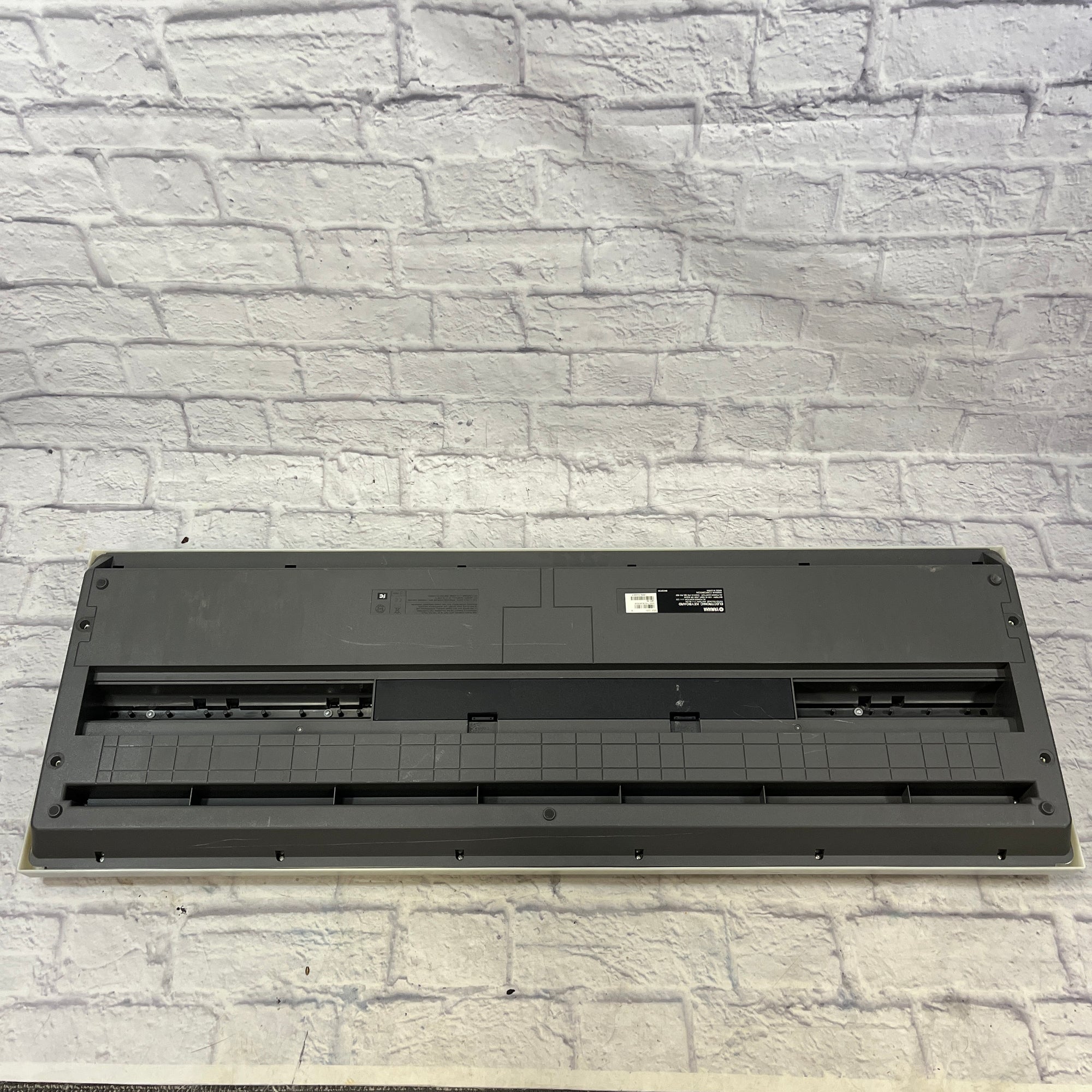 Yamaha DGX-220 76-Key Electronic Keyboard