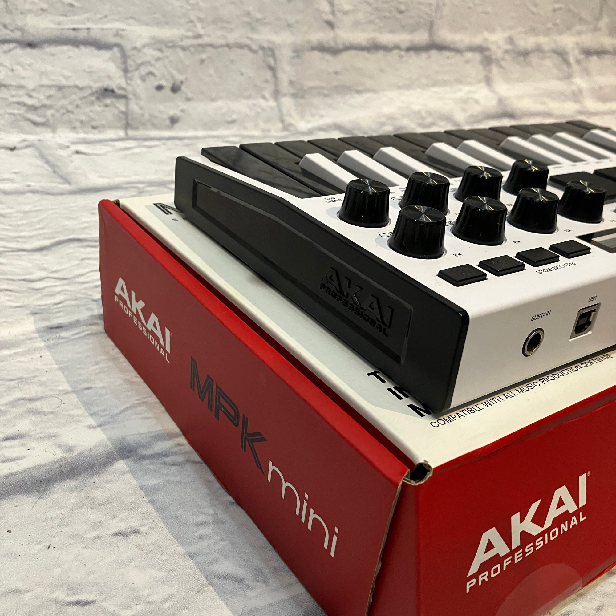 akai mpk mini mk3 sustain pedal Akai MPK Mini MK3 - 25 Key USB MIDI Keyboard Controller