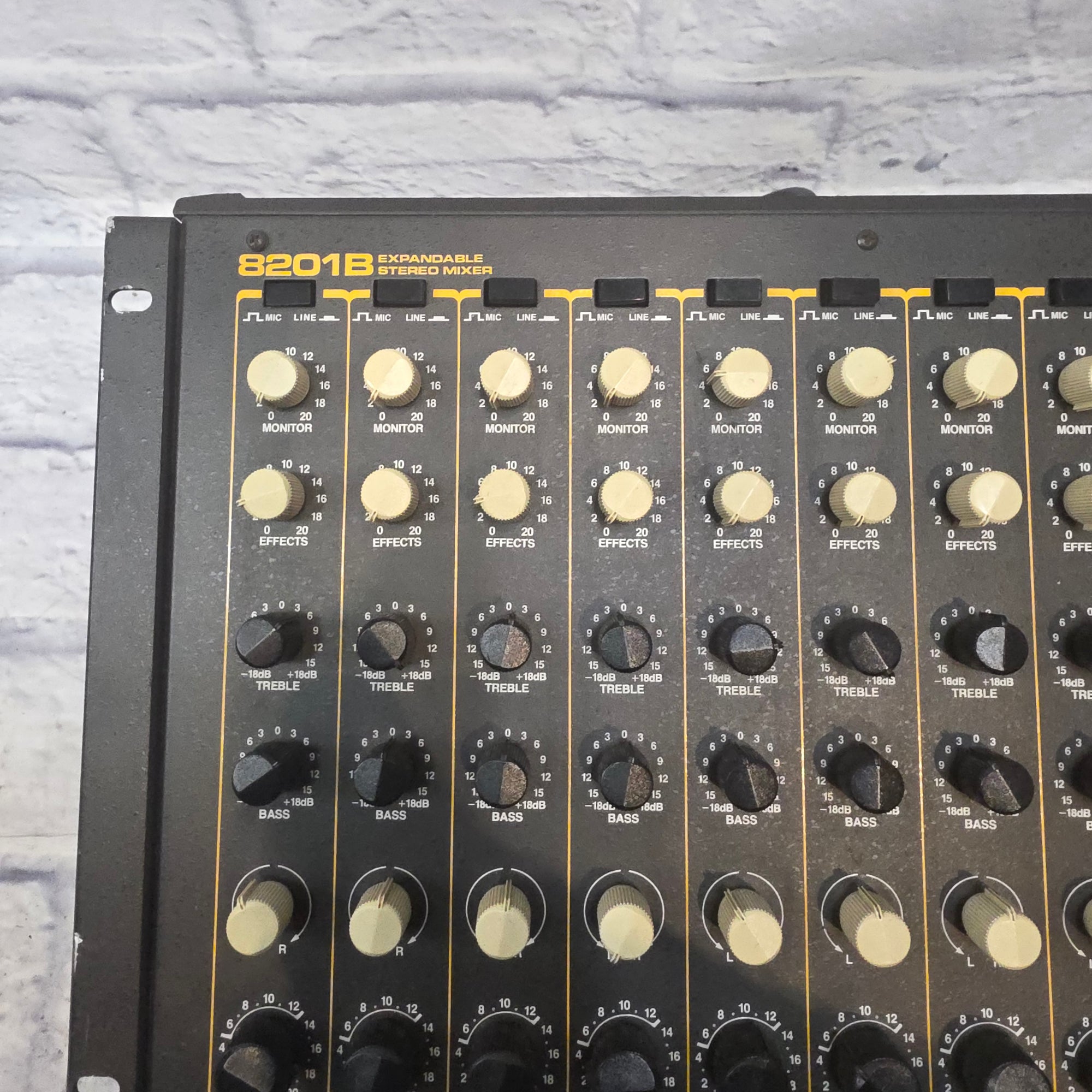 Tapco EV - 8201B  Powered Mixer